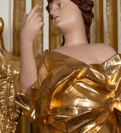 Zdjęcie nr 30: Dwukondygnacyjny, jednoosiowy ołtarz ze zwieńczeniem uzyskał strukturę architektoniczną. Stipes ołtarzowy wykonano w formie granitowego prostopadłościanu z mensą. Na mensie na osi ołtarza ustawiono tabernakulum z tronem wystawienia. Tabernakulum otrzymało kształt drewnianej skrzynki obitej blachą z drzwiczkami w formie stojącego prostokąta, z sześcioma kwaterami przedstawiającymi sceny z Pisma Świętego. Całość zamknięto silnie wysuniętym gzymsem wypukłym od frontu. Tron wystawienia utworzono w formie baldachimu ozdobionego lambrekinem z chwostami. Ujmują go spływy wolutowe z podwieszoną tkaniną, dekorowane liśćmi akantu. W przestrzeni zaplecka tronu umieszczono w promienistej glorii medalion z chrystogramem "IHS". Nastawa została ustawiona na wysokim cokole, zwieńczonym profilowanym gzymsem z wyodrębnionymi dwoma wspornikami skierowanymi do wewnątrz. Retabulum ujmuje  zwrócona na zewnątrz opilastrowana para filarów, przed którymi stoi para kolumn o kapitelach kompozytowych dźwigających pełne belkowanie wyłamane na ich osi. W polu centralnym znajduje się nisza w kształcie stojącego prostokąta zwieńczonego przerwanym prostokątnie łukiem półkolistym, nadwieszonym. Niszę obramienia profilowana rama. W jej wnętrzu znajduje się obraz Wniebowzięcia Najświętsze Marii Panny w drewnianych sukienkach wotywnych. Druga kondygnacja ujęta została dwiema parami zwróconych na zewnątrz pilastrów o trzonach przechodzących w spływy wolutowe. Pilastry dźwigają gzyms wyłamany na ich osi, który w części centralnej przyjmuje kształt spłaszczonego łuku. W polu umieszczono obraz z przedstawieniem Michała Archanioła w formie stojącego prostokąta o wklęsłych, dłuższych krawędziach oraz krótszych o kształcie łuku półkolistego nadwieszonego. Nastawa zakończona została okiem Opatrzności Bożej w glorii promienistej. Na cokole przed podporami ustawiono cztery figury adorujących aniołów. Ramę w polu środkowym udekorowano ornamentem roślinnym. W górnych przyłuczach umieszczono figury puttów na obłokach. Fryz został ozdobiony kwiatowymi girlandami. Centralnie na osi na gzymsie zawieszono kartusz z monogramem Marii w polu. Na zewnętrznych krawędziach belkowania pierwszej kondygnacji siedzą dwie figury aniołów, a na spływach wolutowych cztery putta. W trzonach pilastrów drugiej kondygnacji widoczne są zwisy z ornamentem kwiatowym podwieszonym na wstążce. W polu centralnym na dole umieszczono dwa wieńce, a u góry dwie uskrzydlone główki anielskie. Na belkowaniu znajdują się dwa putta na obłokach. Struktura nastawy została polichromowana w kolorze kości słoniowej, natomiast kolumny, pilastry, profile i ornamentyka zostały wyzłocone, a obłoki posrebrzone.