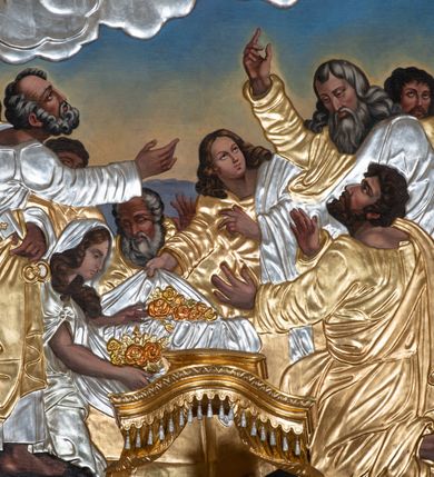 Zdjęcie nr 6: Dwukondygnacyjny, jednoosiowy ołtarz ze zwieńczeniem uzyskał strukturę architektoniczną. Stipes ołtarzowy wykonano w formie granitowego prostopadłościanu z mensą. Na mensie na osi ołtarza ustawiono tabernakulum z tronem wystawienia. Tabernakulum otrzymało kształt drewnianej skrzynki obitej blachą z drzwiczkami w formie stojącego prostokąta, z sześcioma kwaterami przedstawiającymi sceny z Pisma Świętego. Całość zamknięto silnie wysuniętym gzymsem wypukłym od frontu. Tron wystawienia utworzono w formie baldachimu ozdobionego lambrekinem z chwostami. Ujmują go spływy wolutowe z podwieszoną tkaniną, dekorowane liśćmi akantu. W przestrzeni zaplecka tronu umieszczono w promienistej glorii medalion z chrystogramem "IHS". Nastawa została ustawiona na wysokim cokole, zwieńczonym profilowanym gzymsem z wyodrębnionymi dwoma wspornikami skierowanymi do wewnątrz. Retabulum ujmuje  zwrócona na zewnątrz opilastrowana para filarów, przed którymi stoi para kolumn o kapitelach kompozytowych dźwigających pełne belkowanie wyłamane na ich osi. W polu centralnym znajduje się nisza w kształcie stojącego prostokąta zwieńczonego przerwanym prostokątnie łukiem półkolistym, nadwieszonym. Niszę obramienia profilowana rama. W jej wnętrzu znajduje się obraz Wniebowzięcia Najświętsze Marii Panny w drewnianych sukienkach wotywnych. Druga kondygnacja ujęta została dwiema parami zwróconych na zewnątrz pilastrów o trzonach przechodzących w spływy wolutowe. Pilastry dźwigają gzyms wyłamany na ich osi, który w części centralnej przyjmuje kształt spłaszczonego łuku. W polu umieszczono obraz z przedstawieniem Michała Archanioła w formie stojącego prostokąta o wklęsłych, dłuższych krawędziach oraz krótszych o kształcie łuku półkolistego nadwieszonego. Nastawa zakończona została okiem Opatrzności Bożej w glorii promienistej. Na cokole przed podporami ustawiono cztery figury adorujących aniołów. Ramę w polu środkowym udekorowano ornamentem roślinnym. W górnych przyłuczach umieszczono figury puttów na obłokach. Fryz został ozdobiony kwiatowymi girlandami. Centralnie na osi na gzymsie zawieszono kartusz z monogramem Marii w polu. Na zewnętrznych krawędziach belkowania pierwszej kondygnacji siedzą dwie figury aniołów, a na spływach wolutowych cztery putta. W trzonach pilastrów drugiej kondygnacji widoczne są zwisy z ornamentem kwiatowym podwieszonym na wstążce. W polu centralnym na dole umieszczono dwa wieńce, a u góry dwie uskrzydlone główki anielskie. Na belkowaniu znajdują się dwa putta na obłokach. Struktura nastawy została polichromowana w kolorze kości słoniowej, natomiast kolumny, pilastry, profile i ornamentyka zostały wyzłocone, a obłoki posrebrzone.