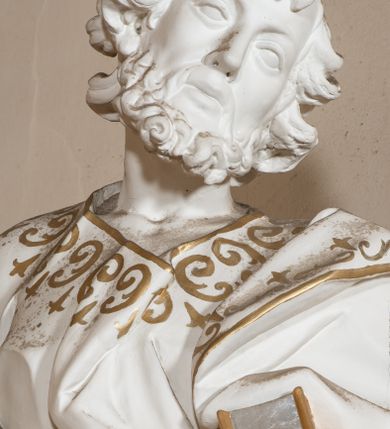 Zdjęcie nr 40: Dwukondygnacyjny, jednoosiowy ołtarz ze zwieńczeniem uzyskał strukturę architektoniczną. Stipes ołtarzowy wykonano w formie granitowego prostopadłościanu z mensą. Na mensie na osi ołtarza ustawiono tabernakulum z tronem wystawienia. Tabernakulum otrzymało kształt drewnianej skrzynki obitej blachą z drzwiczkami w formie stojącego prostokąta, z sześcioma kwaterami przedstawiającymi sceny z Pisma Świętego. Całość zamknięto silnie wysuniętym gzymsem wypukłym od frontu. Tron wystawienia utworzono w formie baldachimu ozdobionego lambrekinem z chwostami. Ujmują go spływy wolutowe z podwieszoną tkaniną, dekorowane liśćmi akantu. W przestrzeni zaplecka tronu umieszczono w promienistej glorii medalion z chrystogramem &quot;IHS&quot;. Nastawa została ustawiona na wysokim cokole, zwieńczonym profilowanym gzymsem z wyodrębnionymi dwoma wspornikami skierowanymi do wewnątrz. Retabulum ujmuje  zwrócona na zewnątrz opilastrowana para filarów, przed którymi stoi para kolumn o kapitelach kompozytowych dźwigających pełne belkowanie wyłamane na ich osi. W polu centralnym znajduje się nisza w kształcie stojącego prostokąta zwieńczonego przerwanym prostokątnie łukiem półkolistym, nadwieszonym. Niszę obramienia profilowana rama. W jej wnętrzu znajduje się obraz Wniebowzięcia Najświętsze Marii Panny w drewnianych sukienkach wotywnych. Druga kondygnacja ujęta została dwiema parami zwróconych na zewnątrz pilastrów o trzonach przechodzących w spływy wolutowe. Pilastry dźwigają gzyms wyłamany na ich osi, który w części centralnej przyjmuje kształt spłaszczonego łuku. W polu umieszczono obraz z przedstawieniem Michała Archanioła w formie stojącego prostokąta o wklęsłych, dłuższych krawędziach oraz krótszych o kształcie łuku półkolistego nadwieszonego. Nastawa zakończona została okiem Opatrzności Bożej w glorii promienistej. Na cokole przed podporami ustawiono cztery figury adorujących aniołów. Ramę w polu środkowym udekorowano ornamentem roślinnym. W górnych przyłuczach umieszczono figury puttów na obłokach. Fryz został ozdobiony kwiatowymi girlandami. Centralnie na osi na gzymsie zawieszono kartusz z monogramem Marii w polu. Na zewnętrznych krawędziach belkowania pierwszej kondygnacji siedzą dwie figury aniołów, a na spływach wolutowych cztery putta. W trzonach pilastrów drugiej kondygnacji widoczne są zwisy z ornamentem kwiatowym podwieszonym na wstążce. W polu centralnym na dole umieszczono dwa wieńce, a u góry dwie uskrzydlone główki anielskie. Na belkowaniu znajdują się dwa putta na obłokach. Struktura nastawy została polichromowana w kolorze kości słoniowej, natomiast kolumny, pilastry, profile i ornamentyka zostały wyzłocone, a obłoki posrebrzone.