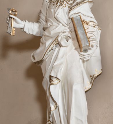 Zdjęcie nr 41: Dwukondygnacyjny, jednoosiowy ołtarz ze zwieńczeniem uzyskał strukturę architektoniczną. Stipes ołtarzowy wykonano w formie granitowego prostopadłościanu z mensą. Na mensie na osi ołtarza ustawiono tabernakulum z tronem wystawienia. Tabernakulum otrzymało kształt drewnianej skrzynki obitej blachą z drzwiczkami w formie stojącego prostokąta, z sześcioma kwaterami przedstawiającymi sceny z Pisma Świętego. Całość zamknięto silnie wysuniętym gzymsem wypukłym od frontu. Tron wystawienia utworzono w formie baldachimu ozdobionego lambrekinem z chwostami. Ujmują go spływy wolutowe z podwieszoną tkaniną, dekorowane liśćmi akantu. W przestrzeni zaplecka tronu umieszczono w promienistej glorii medalion z chrystogramem "IHS". Nastawa została ustawiona na wysokim cokole, zwieńczonym profilowanym gzymsem z wyodrębnionymi dwoma wspornikami skierowanymi do wewnątrz. Retabulum ujmuje  zwrócona na zewnątrz opilastrowana para filarów, przed którymi stoi para kolumn o kapitelach kompozytowych dźwigających pełne belkowanie wyłamane na ich osi. W polu centralnym znajduje się nisza w kształcie stojącego prostokąta zwieńczonego przerwanym prostokątnie łukiem półkolistym, nadwieszonym. Niszę obramienia profilowana rama. W jej wnętrzu znajduje się obraz Wniebowzięcia Najświętsze Marii Panny w drewnianych sukienkach wotywnych. Druga kondygnacja ujęta została dwiema parami zwróconych na zewnątrz pilastrów o trzonach przechodzących w spływy wolutowe. Pilastry dźwigają gzyms wyłamany na ich osi, który w części centralnej przyjmuje kształt spłaszczonego łuku. W polu umieszczono obraz z przedstawieniem Michała Archanioła w formie stojącego prostokąta o wklęsłych, dłuższych krawędziach oraz krótszych o kształcie łuku półkolistego nadwieszonego. Nastawa zakończona została okiem Opatrzności Bożej w glorii promienistej. Na cokole przed podporami ustawiono cztery figury adorujących aniołów. Ramę w polu środkowym udekorowano ornamentem roślinnym. W górnych przyłuczach umieszczono figury puttów na obłokach. Fryz został ozdobiony kwiatowymi girlandami. Centralnie na osi na gzymsie zawieszono kartusz z monogramem Marii w polu. Na zewnętrznych krawędziach belkowania pierwszej kondygnacji siedzą dwie figury aniołów, a na spływach wolutowych cztery putta. W trzonach pilastrów drugiej kondygnacji widoczne są zwisy z ornamentem kwiatowym podwieszonym na wstążce. W polu centralnym na dole umieszczono dwa wieńce, a u góry dwie uskrzydlone główki anielskie. Na belkowaniu znajdują się dwa putta na obłokach. Struktura nastawy została polichromowana w kolorze kości słoniowej, natomiast kolumny, pilastry, profile i ornamentyka zostały wyzłocone, a obłoki posrebrzone.