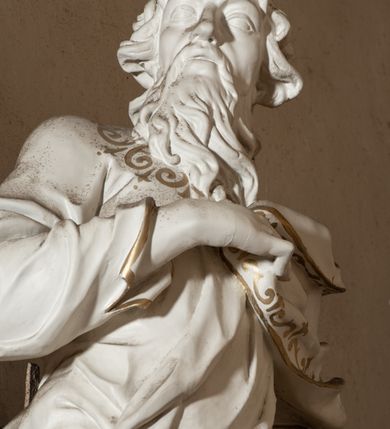 Zdjęcie nr 47: Dwukondygnacyjny, jednoosiowy ołtarz ze zwieńczeniem uzyskał strukturę architektoniczną. Stipes ołtarzowy wykonano w formie granitowego prostopadłościanu z mensą. Na mensie na osi ołtarza ustawiono tabernakulum z tronem wystawienia. Tabernakulum otrzymało kształt drewnianej skrzynki obitej blachą z drzwiczkami w formie stojącego prostokąta, z sześcioma kwaterami przedstawiającymi sceny z Pisma Świętego. Całość zamknięto silnie wysuniętym gzymsem wypukłym od frontu. Tron wystawienia utworzono w formie baldachimu ozdobionego lambrekinem z chwostami. Ujmują go spływy wolutowe z podwieszoną tkaniną, dekorowane liśćmi akantu. W przestrzeni zaplecka tronu umieszczono w promienistej glorii medalion z chrystogramem &quot;IHS&quot;. Nastawa została ustawiona na wysokim cokole, zwieńczonym profilowanym gzymsem z wyodrębnionymi dwoma wspornikami skierowanymi do wewnątrz. Retabulum ujmuje  zwrócona na zewnątrz opilastrowana para filarów, przed którymi stoi para kolumn o kapitelach kompozytowych dźwigających pełne belkowanie wyłamane na ich osi. W polu centralnym znajduje się nisza w kształcie stojącego prostokąta zwieńczonego przerwanym prostokątnie łukiem półkolistym, nadwieszonym. Niszę obramienia profilowana rama. W jej wnętrzu znajduje się obraz Wniebowzięcia Najświętsze Marii Panny w drewnianych sukienkach wotywnych. Druga kondygnacja ujęta została dwiema parami zwróconych na zewnątrz pilastrów o trzonach przechodzących w spływy wolutowe. Pilastry dźwigają gzyms wyłamany na ich osi, który w części centralnej przyjmuje kształt spłaszczonego łuku. W polu umieszczono obraz z przedstawieniem Michała Archanioła w formie stojącego prostokąta o wklęsłych, dłuższych krawędziach oraz krótszych o kształcie łuku półkolistego nadwieszonego. Nastawa zakończona została okiem Opatrzności Bożej w glorii promienistej. Na cokole przed podporami ustawiono cztery figury adorujących aniołów. Ramę w polu środkowym udekorowano ornamentem roślinnym. W górnych przyłuczach umieszczono figury puttów na obłokach. Fryz został ozdobiony kwiatowymi girlandami. Centralnie na osi na gzymsie zawieszono kartusz z monogramem Marii w polu. Na zewnętrznych krawędziach belkowania pierwszej kondygnacji siedzą dwie figury aniołów, a na spływach wolutowych cztery putta. W trzonach pilastrów drugiej kondygnacji widoczne są zwisy z ornamentem kwiatowym podwieszonym na wstążce. W polu centralnym na dole umieszczono dwa wieńce, a u góry dwie uskrzydlone główki anielskie. Na belkowaniu znajdują się dwa putta na obłokach. Struktura nastawy została polichromowana w kolorze kości słoniowej, natomiast kolumny, pilastry, profile i ornamentyka zostały wyzłocone, a obłoki posrebrzone.