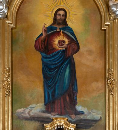 Zdjęcie nr 50: Dwukondygnacyjny, jednoosiowy ołtarz ze zwieńczeniem uzyskał strukturę architektoniczną. Stipes ołtarzowy wykonano w formie granitowego prostopadłościanu z mensą. Na mensie na osi ołtarza ustawiono tabernakulum z tronem wystawienia. Tabernakulum otrzymało kształt drewnianej skrzynki obitej blachą z drzwiczkami w formie stojącego prostokąta, z sześcioma kwaterami przedstawiającymi sceny z Pisma Świętego. Całość zamknięto silnie wysuniętym gzymsem wypukłym od frontu. Tron wystawienia utworzono w formie baldachimu ozdobionego lambrekinem z chwostami. Ujmują go spływy wolutowe z podwieszoną tkaniną, dekorowane liśćmi akantu. W przestrzeni zaplecka tronu umieszczono w promienistej glorii medalion z chrystogramem &quot;IHS&quot;. Nastawa została ustawiona na wysokim cokole, zwieńczonym profilowanym gzymsem z wyodrębnionymi dwoma wspornikami skierowanymi do wewnątrz. Retabulum ujmuje  zwrócona na zewnątrz opilastrowana para filarów, przed którymi stoi para kolumn o kapitelach kompozytowych dźwigających pełne belkowanie wyłamane na ich osi. W polu centralnym znajduje się nisza w kształcie stojącego prostokąta zwieńczonego przerwanym prostokątnie łukiem półkolistym, nadwieszonym. Niszę obramienia profilowana rama. W jej wnętrzu znajduje się obraz Wniebowzięcia Najświętsze Marii Panny w drewnianych sukienkach wotywnych. Druga kondygnacja ujęta została dwiema parami zwróconych na zewnątrz pilastrów o trzonach przechodzących w spływy wolutowe. Pilastry dźwigają gzyms wyłamany na ich osi, który w części centralnej przyjmuje kształt spłaszczonego łuku. W polu umieszczono obraz z przedstawieniem Michała Archanioła w formie stojącego prostokąta o wklęsłych, dłuższych krawędziach oraz krótszych o kształcie łuku półkolistego nadwieszonego. Nastawa zakończona została okiem Opatrzności Bożej w glorii promienistej. Na cokole przed podporami ustawiono cztery figury adorujących aniołów. Ramę w polu środkowym udekorowano ornamentem roślinnym. W górnych przyłuczach umieszczono figury puttów na obłokach. Fryz został ozdobiony kwiatowymi girlandami. Centralnie na osi na gzymsie zawieszono kartusz z monogramem Marii w polu. Na zewnętrznych krawędziach belkowania pierwszej kondygnacji siedzą dwie figury aniołów, a na spływach wolutowych cztery putta. W trzonach pilastrów drugiej kondygnacji widoczne są zwisy z ornamentem kwiatowym podwieszonym na wstążce. W polu centralnym na dole umieszczono dwa wieńce, a u góry dwie uskrzydlone główki anielskie. Na belkowaniu znajdują się dwa putta na obłokach. Struktura nastawy została polichromowana w kolorze kości słoniowej, natomiast kolumny, pilastry, profile i ornamentyka zostały wyzłocone, a obłoki posrebrzone.