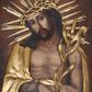 Zdjęcie nr 1: Obraz uzyskał kształt stojącego prostokąta ujętego złoconą ramą. W centrum kompozycji ukazano frontalnie w dwóch trzecich Chrystusa z nieznacznie pochyloną głową w prawo ujętą w trzech czwartych. Zbawiciel ma skrzyżowane z przodu i związane sznurem ręce. W prawej dłoni trzyma trzcinę o trzech parach stylizowanych liści. Ma pociągłą twarz o jasnej karnacji okoloną krótką brodą i brązowymi włosami spływającymi na ramiona. Jezus ma duży, prosty nos, wydatne usta i szeroko otwarte ciemne oczy. Na głowie ma złoconą koronę cierniową, spod której spływają krople krwi. Jego głowę otaczają ostre, złocone promienie. Krew widoczna jest także na odsłoniętym torsie oraz rękach. Zbawiciel ubrany jest w płaszcz narzucony na ramiona odsłaniający jego nagi tors. Zarówno płaszcz, jak i korona cierniowa, trzcina oraz sznur zostały przykryte płaskorzeźbioną, drewnianą sukienką wotywną. 