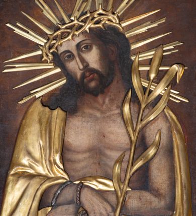 Zdjęcie nr 1: Obraz uzyskał kształt stojącego prostokąta ujętego złoconą ramą. W centrum kompozycji ukazano frontalnie w dwóch trzecich Chrystusa z nieznacznie pochyloną głową w prawo ujętą w trzech czwartych. Zbawiciel ma skrzyżowane z przodu i związane sznurem ręce. W prawej dłoni trzyma trzcinę o trzech parach stylizowanych liści. Ma pociągłą twarz o jasnej karnacji okoloną krótką brodą i brązowymi włosami spływającymi na ramiona. Jezus ma duży, prosty nos, wydatne usta i szeroko otwarte ciemne oczy. Na głowie ma złoconą koronę cierniową, spod której spływają krople krwi. Jego głowę otaczają ostre, złocone promienie. Krew widoczna jest także na odsłoniętym torsie oraz rękach. Zbawiciel ubrany jest w płaszcz narzucony na ramiona odsłaniający jego nagi tors. Zarówno płaszcz, jak i korona cierniowa, trzcina oraz sznur zostały przykryte płaskorzeźbioną, drewnianą sukienką wotywną. 