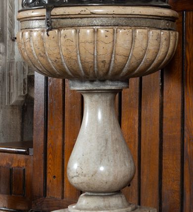 Zdjęcie nr 2: Marmurowa chrzcielnica uzyskała kształt kielicha. Na sześciennym cokole ustawiono czworoboczny postument, z którego wyrasta gruszkowa tralka podtrzymująca, spłaszczoną, sferyczną czarę dekorowaną imitacją płaskiego puklowania z wywiniętym brzegiem. Blaszana pokrywa uzyskała formę trybowanej półkuli, zakończonej aplikowaną kulą z krzyżem z gołębicą Ducha Świętego. Na pokrywie znajduje się trybowana inskrypcja: „A[NNO] D[OMINI] / 1613 /10.SA/LA MIEY/SKY&quot;.