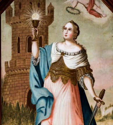 Zdjęcie nr 1: Obraz uzyskał kształt stojącego prostokąta zamkniętego trójbocznie. W centrum kompozycji ukazano w całej postaci w kontrapoście św. Barbarę, zwrócona w trzech czwartych w lewo z uniesioną i nieznacznie odchyloną głową. W prawej podniesionej wysoko ręce męczenniczka trzyma kielich z jaśniejącą hostią, zaś w lewej, opuszczonej miecz skierowany ostrzem w dół. Ma owalną, pełną twarz o jasnej karnacji i rumianych policzkach, ciemnych oczach, prostym nosie i małych ustach. Ubrana jest w białą suknię spodnią, różową suknie wierzchnią sięgającą kolan, a w partii talii widoczny jest gorset. Na prawym ramieniu święta ma zarzucony bladoniebieski płaszcz. Nad Barbarą unosi się putto, trzymające nad jej głową wieniec. Po lewej stronie obrazu, w tle przedstawienie widoczna jest wieża z rozbudowanym krenelażem. W głębi ukazano niewielką sekwencję pejzażową. 