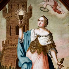 Zdjęcie nr 1: Obraz uzyskał kształt stojącego prostokąta zamkniętego trójbocznie. W centrum kompozycji ukazano w całej postaci w kontrapoście św. Barbarę, zwrócona w trzech czwartych w lewo z uniesioną i nieznacznie odchyloną głową. W prawej podniesionej wysoko ręce męczenniczka trzyma kielich z jaśniejącą hostią, zaś w lewej, opuszczonej miecz skierowany ostrzem w dół. Ma owalną, pełną twarz o jasnej karnacji i rumianych policzkach, ciemnych oczach, prostym nosie i małych ustach. Ubrana jest w białą suknię spodnią, różową suknie wierzchnią sięgającą kolan, a w partii talii widoczny jest gorset. Na prawym ramieniu święta ma zarzucony bladoniebieski płaszcz. Nad Barbarą unosi się putto, trzymające nad jej głową wieniec. Po lewej stronie obrazu, w tle przedstawienie widoczna jest wieża z rozbudowanym krenelażem. W głębi ukazano niewielką sekwencję pejzażową. 