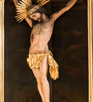 Zdjęcie nr 3: Nastawa ołtarza Ukrzyżowania uzyskała formę architektonicznego retabulum dwukondygnacyjnego, jednoosiowego ze zwieńczeniem w postaci promienistej glorii. Drewniany stipes ołtarzowy uzyskał formę prostopadłościanu podtrzymującego drewnianą mensę z marmurowym portatylem. Na mensie na osi ustawiono architektoniczne tabernakulum w formie drewnianej skrzynki na cokole, na planie trapezu o wypukłej ściance przedniej i wklęsłych ramionach. Ścianka przednia ujęta została parą zdwojonych pilastrów podtrzymujących imposty, których trzon przyjmuje formę wolut. Na ściance przedniej usytuowana została nisza obrotowa w formie stojącego prostokąta zamkniętego łukiem półkolistym nadwieszonym z uskokiem w karbowanej ramie. Widoczne pilastry dźwigają pełne belkowanie, zaś nad polem głównym wyłącznie gzyms. Drzwiczki tabernakulum ozdobiono płaskorzeźbionym przedstawieniem baranka leżącego na księdze o siedmiu pieczęciach w glorii promienistej. Retabulum ustawiono na trójstrefowym cokole. W dwóch pierwszych strefach znalazły się dwie pary wyodrębnionych prostopadłościanów stanowiących cokoły dla kolumn. Nastawę flankują dwie pary kolumn o kapitelach korynckich, spośród których wewnętrza ma skręcone trzony, a zewnętrzna kanelowane. Kolumny dźwigają pełne belkowanie wyłamane na ich osi, pod kątem, zaś nad polem środkowym wyłącznie gzyms. Niemal w całości pole główne wypełnia wnęka w formie stojącego prostokąta zamkniętego łukiem odcinkowym, nadwieszonym z uskokiem, ujęta profilowaną ramą. Wewnątrz widoczna jest mniejsza w formie stojącego prostokąta zamkniętego łukiem odcinkowym z figurą Chrystusa Ukrzyżowanego. Druga kondygnacja ustawiona jest także na cokole. Flankują ją dwie pary kolumn o kapitelach korynckich, spośród których wewnętrza ma skręcone trzony, zewnętrzna kanelowane. Kolumny dźwigają pełne belkowanie wyłamane na ich osi, pod kątem oraz fragmenty półkolistego przyczółka. W polu umieszczono obraz Zwiastowania w formie stojącego prostokąta zamkniętego trójbocznie, ujętego ramą zdobioną wolim okiem. Całość zakończona szczytem ujętym wolutami z medalionem z monogramem "IHS" w otoku z obłoków w glorii promienistej. Cokół dolny zdobiony został płycinami i rozetami. Pomiędzy kolumnami usytuowano zwisy kwiatowe na wstędze. Uszy ołtarza utworzone zostały z akantu. Fryzy występujące w retabulum dekorowany są złoconymi rozetami, zaś przyłucza ozdobiono ornamentem roślinnym. Drugą kondygnację flankują uszy utworzone z akantu i wstęgi. Na belkowaniu umieszczono siedzące figury aniołów, a na drugiej kondygnacji putta i wazony. Struktura ołtarza została polichromowana w kolorze szaro-zielonym z elementami szaro-brązowymi ze złoconymi profilami, ramami i ornamentyką, natomiast kręcone trzony posrebrzono.