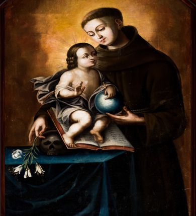 Zdjęcie nr 1: Obraz uzyskał kształt stojącego prostokąta zamkniętego trójbocznie. W centrum kompozycji ukazano św. Antoniego ujętego w trzech czwartych w lewo na tle poświaty rozjaśniającej brązowe tło. Święty z pochyloną głową, prawym ramieniem obejmuje Dzieciątko, które siedzi na otwartej księdze wspartej o czaszkę leżącą na stole. W tej samej dłoni Antoni trzyma lilię, lewą zaś ręką podtrzymuje błękitny glob z krzyżykiem, wsparty o kolana małego Jezusa. Święty ma owalną, młodzieńczą twarz o jasnej karnacji. Charakteryzują ją duże, półprzymknięte oczy, wydany nos i usta o pełnych wargach. Głowę otaczają krótkie włosy z wyciętą tonsurą, odsłaniające lewe ucho. Antoni ubrany jest w brązowy habit franciszkański. Mały Jezus ujęty został w trzech czwartych w prawo. Z podkurczonymi nogami siedzi na otwartej księdze, prawą ręką udzielając błogosławieństwa, lewą podtrzymując glob leżący na jego kolanach. Jezus ma pucułowatą twarz o jasnej karnacji, ciemne oczy, wydatny nos i usta. Jego głowę otaczają brązowe włosy zakończone lokami opadającymi na plecy. Zbawiciel ma nagi tors, jedynie, rozwiana, szarobrązowa tkanina przykrywa jego biodra i część ud. Wokół głowy widoczne są świetliste promienie. Stół na którym leży czaszka i księga nakryty jest ciemnoniebieską tkaniną.  
