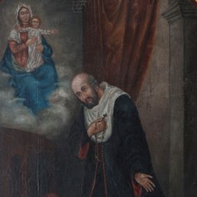 Zdjęcie nr 1: Obraz w formie stojącego prostokąta o ściętych narożach z przedstawieniem wizji św. Jana Kantego. W centrum kompozycji klęczący święty zwrócony w trzech czwartych w lewo, z pochyloną głową. Prawą ręką przyciska do piersi różaniec, lewą wyciąga w bok. Twarz ma pociągłą o migdałowatych oczach, uniesionych brwiach, prostym nosie i małych ustach, okoloną siwą brodą i włosami, na głowie ma łysinę. Ubrany jest w czarną togę profesorską z czerwoną podszewką, na piersi ma białą załogę (pelerynkę). Przed świętym, na ziemi leży otwarta księga i gałązka lilii. Nad klęcznikiem pośród obłoków siedząca Matka Boska z Dzieciątkiem. Maria zwrócona w trzech czwartych w lewo, obiema rękami podtrzymuje stojące na jej kolanach Dzieciątko. Ubrana jest w czerwoną suknię oraz niebieski płaszcz zarzucony na kolana, na głowie ma biały welon. Dzieciątko ukazane jest frontalnie z rękami rozłożonymi na boki. Ubrane jest w białą tunikę. Scena ukazana we wnętrzu z widoczną w tle arkadą przesłoniętą czerwoną draperią. 