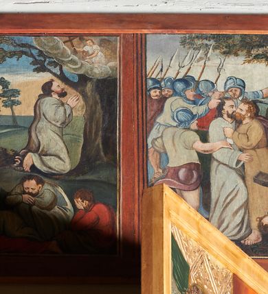 Zdjęcie nr 2: Dwa skrzydła wtórnie złożone. Na lewym umieszczono scenę Modlitwy w Ogrójcu oraz Pocałunku Judasza. Na drugim Zesłanie Ducha Świętego i Wniebowstąpienie. W scenie Modlitwy w Ogrójcu w dolnej partii ukazani są trzej śpiący apostołowie, wyżej Chrystus zwrócony w lewo w pozycji klęczącej, który składa w geście modlitwy dłonie oraz wznosi głowę ku górze. W prawym górnym narożu pośród obłoków na tle wysokiego drzewa ukazany jest anioł z kielichem i krzyżem w dłoniach. W oddali, po lewej stronie kwatery postać mężczyzny (Judasza?). Całość ukazana na tle górzystego krajobrazu. Na drugiej scenie ukazano Pojmanie Chrystusa z przedstawieniem Pocałunku Judasza w centrum. Po lewej stronie nadchodzi grupa żołnierzy w poruszonych pozach, a po prawej u dołu św. Piotr próbuje uciąć ucho Malchusowi. Na drugiej kwaterze po lewej stronie ukazana jest scena Zesłania Ducha Świętego. W wieczerniku w okręgu siedzi 12 apostołów oraz Matka Boska pośrodku. Wszyscy mają nad głowami płomienie ognia. W górnej części obrazu znajduje się gołębica Ducha Świętego na tle obłoków. Całość ukazana we wnętrzu architektonicznym z dwoma prostokątnymi oknami po lewej stronie. W drugim przedstawieniu na kwaterze ukazane jest Wniebowstąpienie. W dolnej partii obrazu wyobrażono 12 apostołów oraz Matkę Boską, którzy w poruszonych pozach obserwują to wydarzenie. W tle górski pejzaż oraz błękitne niebo. Rama drewniana, nowa, bejcowana.