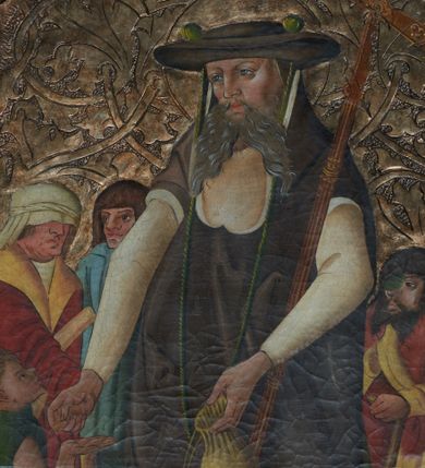 Zdjęcie nr 1: Obraz w kształcie stojącego prostokąta zamknięty łukiem w tzw. ośli grzbiet, ujęty w profilowaną ramą, po bokach flankowaną pinaklami. W centrum kompozycji ukazany św. Jan Jałmużnik zwrócony trzy czwarte w prawo, który w lewej dłoni trzyma żółtą sakiewkę, a z prawej ofiarowuje monety stojącemu obok kalece. Święty ma szeroką twarz o linearnych rysach, duże oczy i prosty nos. Twarz okala długa broda, rozdzielona na dwie części. Ubrany jest w jasnobeżową suknię z długimi rękawami, brązowy płaszcz z jasną podszewką i krótkimi rękawami, a na głowie ma szeroki kapelusz z dwoma zielonymi sznurami. O lewe ramię świętego oparty jest złocony krzyż patriarszy, u góry zdobiony drogocennymi kamieniami. Święty jest otoczony przez cztery niewielkie postacie kalekich żebraków. Tło wyciskane w zaprawie (srebrzenia i laserunki z motywem odginającej się akantowej wici roślinnej).
