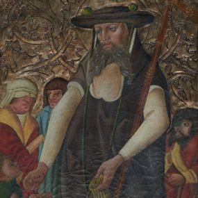 Zdjęcie nr 1: Obraz w kształcie stojącego prostokąta zamknięty łukiem w tzw. ośli grzbiet, ujęty w profilowaną ramą, po bokach flankowaną pinaklami. W centrum kompozycji ukazany św. Jan Jałmużnik zwrócony trzy czwarte w prawo, który w lewej dłoni trzyma żółtą sakiewkę, a z prawej ofiarowuje monety stojącemu obok kalece. Święty ma szeroką twarz o linearnych rysach, duże oczy i prosty nos. Twarz okala długa broda, rozdzielona na dwie części. Ubrany jest w jasnobeżową suknię z długimi rękawami, brązowy płaszcz z jasną podszewką i krótkimi rękawami, a na głowie ma szeroki kapelusz z dwoma zielonymi sznurami. O lewe ramię świętego oparty jest złocony krzyż patriarszy, u góry zdobiony drogocennymi kamieniami. Święty jest otoczony przez cztery niewielkie postacie kalekich żebraków. Tło wyciskane w zaprawie (srebrzenia i laserunki z motywem odginającej się akantowej wici roślinnej).
