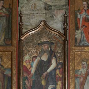 Zdjęcie nr 1: Na awersach ukazano osiem świętych dziewic: św. Urszulę i św. Katarzynę w kwaterze górnej skrzydła lewego, św. Małgorzatę i św. Agnieszkę w kwaterze dolnej. Na awersie skrzydła prawego św. Dorotę i św. Barbarę w kwaterze górnej oraz św. Helenę i św. Apolonię w kwaterze dolnej. Święte ukazane w powtarzalnych pozach, zwrócone ku środkowi poliptyku z odpowiednimi im atrybutami w dłoniach. Twarze o braku zindywidualizowanych rysów, pełne, o wysokich czołach z długimi nosami, pełnymi ustami i silnie zarumienionymi policzkami. Na głowach mają korony, a wokół nich koliste i złocone nimby. Ubrane są długie suknie i różnokolorowe płaszcze spięte na dekolcie. Szaty miękko drapowane. Tło do wysokości trzech czwartych zajmuje ciemna kotara, w górnej części scen tło złocone, grawerowane w ukośną kratę wypełnioną w polach rozetami.

Na rewersach ukazano sceny z Męki Pańskiej: na skrzydle prawym Biczowanie (kwatera górna) i Cierniem Ukoronowanie (kwatera dolna), zaś na rewersie skrzydła lewego scenę Ukrzyżowanie (kwatera górna) i Zmartwychwstanie (kwatera dolna). W scenie Ukrzyżowania u stóp Matki Boskiej i św. Jana przedstawiono klęczących fundatorów: mężczyznę w czarnej szacie, który trzyma w dłoniach otwartą księgę oraz kobietę w czarnej sukni i białej chuście na głowie. 
