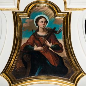 Zdjęcie nr 1: Obraz ujęty został w profilowanej ramie w formie zbliżonej do trapezu o wklęsłych bokach i ściętych dolnych narożach, zamkniętego łukiem falistym. W centrum kompozycji na tle szarobrązowych obłoków w półpostaci ukazano frontalnie św. Teklę oświetlaną strumieniem światła z nieba. Święta z głową ujętą w trzech czwartych w prawo przed sobą obiema rękami trzyma drewniany krzyż i gałązkę palmy, nieznacznie wspierając się o kamienną wolutę. Ma owalną twarz o jasnej karnacji i rumianych policzkach. Jej twarz charakteryzuje wydatny nos i usta o pełnych wargach oraz spojrzenie skierowane ku górze. Głowę okalają ciemnobrązowe włosy oraz bladoniebieski nimb. Ubrana jest w ciemnoczerwoną suknię o szerokich rękawach lamowanych złotym obszyciem mocno taliowaną oraz ciemnozieloną tunikę spodnią. Wokół szyi ma rozwianą szaroniebieską chustę. Przez kamienną wolutę, o którą wspiera się święta przerzucony został jej ciemnoniebieski płaszcz. W rogu z lewej strony kompozycji widoczne jest w głębi ognisko, a z prawej za męczenniczką fragment głowy lwa.