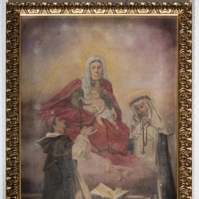 Zdjęcie nr 1: Obraz uzyskał kształt stojącego prostokąta, ujętego w złoconą, dekorowaną ornamentalne ramę. W centrum kompozycji ukazano Matkę Boską Różańcową przekazującą różaniec św. Dominikowi i św. Katarzynie Sieneńskiej. Siedząca na obłokach Madonna została ujęta frontalnie. Na kolanach obiema rękami podtrzymuje Dzieciątko. Maria ma owalną twarz o jasnej karnacji, wydatny nos i usta. Na głowie ma białą chustę, spod której widać fragment brązowych włosów. Ubrana jest w ciemnooliwkową suknię oraz narzucony na ramionach szkarłatny płaszcz okrywający jej kolana. Mały Jezus został ujęty w trzech czwartych w lewo. Obiema rękami przekazuje klęczącemu poniżej św. Dominikowi różaniec. Jezus ma pucułowatą twarz o jasnej karnacji, drobnym nosie i ustach. Jego głowę otaczają kręcone, jasne włosy i świetliste promienie. Nagie ciało okrywa tylko biała chusta przerzucona przez biodra. Z lewej strony kompozycji klęczy św. Dominik ukazany z profilu w prawo. Obie ręce ma uniesione w stronę Jezusa. Jest to dojrzały mężczyzna z tonsurą, ciemnymi, krótkim włosami i brodą. Jego twarz charakteryzuje prosty nos i wąskie usta. Nad głową ma nimb talerzowy z gwiazdą. Ubrany jest w biały habit dominikański i czarny zakonny płaszcz. Dominik klęczy na schodach, na których leży otwarta księga oraz zapalona pochodnia. Za schodami i częściowo obłokami, na których zasiada Maria stoi św. Katarzyna Sieneńska ujęta frontalnie z głową pochyloną w lewo. Ma modlitewnie splecione ręce na piersi przewiązane różańcem. Jej pociągłą twarz charakteryzuje jasna karnacja, wydatny nos i usta. Ubrana jest w habit dominikański z koroną cierniową na welonie. Nad głową ma nimb talerzowy.  