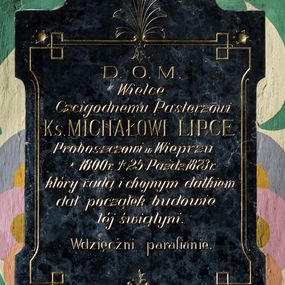 Zdjęcie nr 1: Epitafium uzyskało kształt stojącego prostokąta, zwieńczoną   łukiem półkolistym, nadwieszonym z uskokiem. Na bocznych krawędziach płyciny widoczne są wcięcia. W jej polu obwiedzionym ornamentem liniowym ze stylizowaną gałązka palmową na osi ryty tekst: &quot;D[EO] O[PTIMO] M[AXIMO] / Wielce / Czcigodnemu Pasterzowi / Ks[iędzu][ MICHAŁOWI LIPCE / Proboszczowi w Wieprzu / * 1800 r[oku] + 25 Paźdz[iernika] 1873 r[oku] / który radą i chojnym datkiem / dał początek budowie / tej świątyni. / Wdzięczni parafianie&quot;. W czterech narożach umieszczono ozdobne gwoździe ze żłobionym motywem sześcioramiennej gwiazdy wokół.