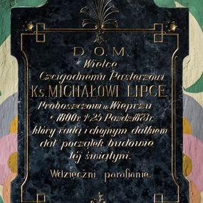 Zdjęcie nr 1: Epitafium uzyskało kształt stojącego prostokąta, zwieńczoną   łukiem półkolistym, nadwieszonym z uskokiem. Na bocznych krawędziach płyciny widoczne są wcięcia. W jej polu obwiedzionym ornamentem liniowym ze stylizowaną gałązka palmową na osi ryty tekst: "D[EO] O[PTIMO] M[AXIMO] / Wielce / Czcigodnemu Pasterzowi / Ks[iędzu][ MICHAŁOWI LIPCE / Proboszczowi w Wieprzu / * 1800 r[oku] + 25 Paźdz[iernika] 1873 r[oku] / który radą i chojnym datkiem / dał początek budowie / tej świątyni. / Wdzięczni parafianie". W czterech narożach umieszczono ozdobne gwoździe ze żłobionym motywem sześcioramiennej gwiazdy wokół.