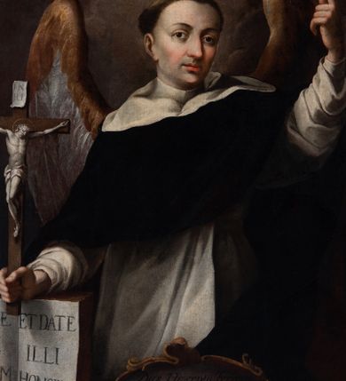 Zdjęcie nr 1: Obraz uzyskał kształt stojącego prostokąta. W centrum kompozycji na tle brązowo-szarych obłoków ukazano frontalnie w dwóch trzecich św. Wincentego Ferreriusza z głową ujętą w trzech czwartych w prawo. Święty lewą rękę w geście wskazującym unosi na wysokość głowy, w prawej trzyma krzyż, wspierając ją na stojącej, pionowo księdze. Jest to mężczyzna w średnim wieku z pociągłą twarzą o jasnej karnacji z rumianymim policzkami, wydatnym nosie i ustach, ciemnych szeroko otwartych oczach oraz wysokim czołem. Jego głowę otaczają krótkie przystrzyżone włosy z tonsurą, odsłaniające prawe ucho. Nad nią widać unoszący się płomyk ognia. Wincenty ubrany jest w habit dominikański z czarnym płaszczem. W prawej ręce dominikanin trzyma drewniany krzyż ze srebrzystą postacią ukrzyżowanego Chrystusa. W otwartej księdze umieszczono napis: "TIME / TE DEUM/ ET DATE / ILLI / HONOREM". Z tyłu widać brązowo-srebrzyste skrzydła. W górnym prawym rogu kompozycji widać wyłaniającą się z obłoków trąbę. Po przeciwległej stronie na obłoku ukazano parę uskrzydlonych główek anielskich. Przed postacią świętego wyobrażono złocisty kartusz z identyfikacyjnym napisem w dolnej części przysłoniętym przez ramę obrazu. W polu kartusza napisano: "Divi Vincentij Ferrery / Vera Effigies anno ce... / sua XXXXVIIII Tuscis Sacra Ven.../ ".  