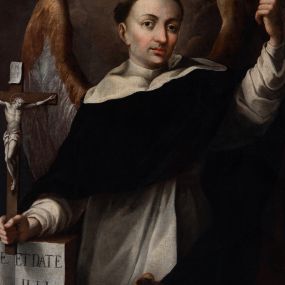 Zdjęcie nr 1: Obraz uzyskał kształt stojącego prostokąta. W centrum kompozycji na tle brązowo-szarych obłoków ukazano frontalnie w dwóch trzecich św. Wincentego Ferreriusza z głową ujętą w trzech czwartych w prawo. Święty lewą rękę w geście wskazującym unosi na wysokość głowy, w prawej trzyma krzyż, wspierając ją na stojącej, pionowo księdze. Jest to mężczyzna w średnim wieku z pociągłą twarzą o jasnej karnacji z rumianymim policzkami, wydatnym nosie i ustach, ciemnych szeroko otwartych oczach oraz wysokim czołem. Jego głowę otaczają krótkie przystrzyżone włosy z tonsurą, odsłaniające prawe ucho. Nad nią widać unoszący się płomyk ognia. Wincenty ubrany jest w habit dominikański z czarnym płaszczem. W prawej ręce dominikanin trzyma drewniany krzyż ze srebrzystą postacią ukrzyżowanego Chrystusa. W otwartej księdze umieszczono napis: "TIME / TE DEUM/ ET DATE / ILLI / HONOREM". Z tyłu widać brązowo-srebrzyste skrzydła. W górnym prawym rogu kompozycji widać wyłaniającą się z obłoków trąbę. Po przeciwległej stronie na obłoku ukazano parę uskrzydlonych główek anielskich. Przed postacią świętego wyobrażono złocisty kartusz z identyfikacyjnym napisem w dolnej części przysłoniętym przez ramę obrazu. W polu kartusza napisano: "Divi Vincentij Ferrery / Vera Effigies anno ce... / sua XXXXVIIII Tuscis Sacra Ven.../ ".  