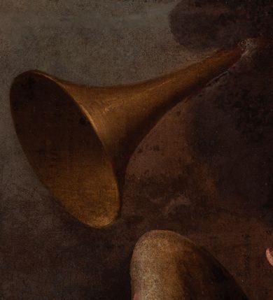 Zdjęcie nr 8: Obraz uzyskał kształt stojącego prostokąta. W centrum kompozycji na tle brązowo-szarych obłoków ukazano frontalnie w dwóch trzecich św. Wincentego Ferreriusza z głową ujętą w trzech czwartych w prawo. Święty lewą rękę w geście wskazującym unosi na wysokość głowy, w prawej trzyma krzyż, wspierając ją na stojącej, pionowo księdze. Jest to mężczyzna w średnim wieku z pociągłą twarzą o jasnej karnacji z rumianymim policzkami, wydatnym nosie i ustach, ciemnych szeroko otwartych oczach oraz wysokim czołem. Jego głowę otaczają krótkie przystrzyżone włosy z tonsurą, odsłaniające prawe ucho. Nad nią widać unoszący się płomyk ognia. Wincenty ubrany jest w habit dominikański z czarnym płaszczem. W prawej ręce dominikanin trzyma drewniany krzyż ze srebrzystą postacią ukrzyżowanego Chrystusa. W otwartej księdze umieszczono napis: "TIME / TE DEUM/ ET DATE / ILLI / HONOREM". Z tyłu widać brązowo-srebrzyste skrzydła. W górnym prawym rogu kompozycji widać wyłaniającą się z obłoków trąbę. Po przeciwległej stronie na obłoku ukazano parę uskrzydlonych główek anielskich. Przed postacią świętego wyobrażono złocisty kartusz z identyfikacyjnym napisem w dolnej części przysłoniętym przez ramę obrazu. W polu kartusza napisano: "Divi Vincentij Ferrery / Vera Effigies anno ce... / sua XXXXVIIII Tuscis Sacra Ven.../ ".  