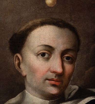 Zdjęcie nr 4: Obraz uzyskał kształt stojącego prostokąta. W centrum kompozycji na tle brązowo-szarych obłoków ukazano frontalnie w dwóch trzecich św. Wincentego Ferreriusza z głową ujętą w trzech czwartych w prawo. Święty lewą rękę w geście wskazującym unosi na wysokość głowy, w prawej trzyma krzyż, wspierając ją na stojącej, pionowo księdze. Jest to mężczyzna w średnim wieku z pociągłą twarzą o jasnej karnacji z rumianymim policzkami, wydatnym nosie i ustach, ciemnych szeroko otwartych oczach oraz wysokim czołem. Jego głowę otaczają krótkie przystrzyżone włosy z tonsurą, odsłaniające prawe ucho. Nad nią widać unoszący się płomyk ognia. Wincenty ubrany jest w habit dominikański z czarnym płaszczem. W prawej ręce dominikanin trzyma drewniany krzyż ze srebrzystą postacią ukrzyżowanego Chrystusa. W otwartej księdze umieszczono napis: &quot;TIME / TE DEUM/ ET DATE / ILLI / HONOREM&quot;. Z tyłu widać brązowo-srebrzyste skrzydła. W górnym prawym rogu kompozycji widać wyłaniającą się z obłoków trąbę. Po przeciwległej stronie na obłoku ukazano parę uskrzydlonych główek anielskich. Przed postacią świętego wyobrażono złocisty kartusz z identyfikacyjnym napisem w dolnej części przysłoniętym przez ramę obrazu. W polu kartusza napisano: &quot;Divi Vincentij Ferrery / Vera Effigies anno ce... / sua XXXXVIIII Tuscis Sacra Ven.../ &quot;.  