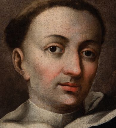 Zdjęcie nr 3: Obraz uzyskał kształt stojącego prostokąta. W centrum kompozycji na tle brązowo-szarych obłoków ukazano frontalnie w dwóch trzecich św. Wincentego Ferreriusza z głową ujętą w trzech czwartych w prawo. Święty lewą rękę w geście wskazującym unosi na wysokość głowy, w prawej trzyma krzyż, wspierając ją na stojącej, pionowo księdze. Jest to mężczyzna w średnim wieku z pociągłą twarzą o jasnej karnacji z rumianymim policzkami, wydatnym nosie i ustach, ciemnych szeroko otwartych oczach oraz wysokim czołem. Jego głowę otaczają krótkie przystrzyżone włosy z tonsurą, odsłaniające prawe ucho. Nad nią widać unoszący się płomyk ognia. Wincenty ubrany jest w habit dominikański z czarnym płaszczem. W prawej ręce dominikanin trzyma drewniany krzyż ze srebrzystą postacią ukrzyżowanego Chrystusa. W otwartej księdze umieszczono napis: "TIME / TE DEUM/ ET DATE / ILLI / HONOREM". Z tyłu widać brązowo-srebrzyste skrzydła. W górnym prawym rogu kompozycji widać wyłaniającą się z obłoków trąbę. Po przeciwległej stronie na obłoku ukazano parę uskrzydlonych główek anielskich. Przed postacią świętego wyobrażono złocisty kartusz z identyfikacyjnym napisem w dolnej części przysłoniętym przez ramę obrazu. W polu kartusza napisano: "Divi Vincentij Ferrery / Vera Effigies anno ce... / sua XXXXVIIII Tuscis Sacra Ven.../ ".  