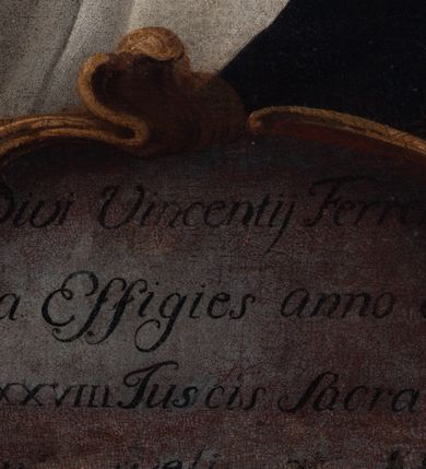 Zdjęcie nr 9: Obraz uzyskał kształt stojącego prostokąta. W centrum kompozycji na tle brązowo-szarych obłoków ukazano frontalnie w dwóch trzecich św. Wincentego Ferreriusza z głową ujętą w trzech czwartych w prawo. Święty lewą rękę w geście wskazującym unosi na wysokość głowy, w prawej trzyma krzyż, wspierając ją na stojącej, pionowo księdze. Jest to mężczyzna w średnim wieku z pociągłą twarzą o jasnej karnacji z rumianymim policzkami, wydatnym nosie i ustach, ciemnych szeroko otwartych oczach oraz wysokim czołem. Jego głowę otaczają krótkie przystrzyżone włosy z tonsurą, odsłaniające prawe ucho. Nad nią widać unoszący się płomyk ognia. Wincenty ubrany jest w habit dominikański z czarnym płaszczem. W prawej ręce dominikanin trzyma drewniany krzyż ze srebrzystą postacią ukrzyżowanego Chrystusa. W otwartej księdze umieszczono napis: &quot;TIME / TE DEUM/ ET DATE / ILLI / HONOREM&quot;. Z tyłu widać brązowo-srebrzyste skrzydła. W górnym prawym rogu kompozycji widać wyłaniającą się z obłoków trąbę. Po przeciwległej stronie na obłoku ukazano parę uskrzydlonych główek anielskich. Przed postacią świętego wyobrażono złocisty kartusz z identyfikacyjnym napisem w dolnej części przysłoniętym przez ramę obrazu. W polu kartusza napisano: &quot;Divi Vincentij Ferrery / Vera Effigies anno ce... / sua XXXXVIIII Tuscis Sacra Ven.../ &quot;.  