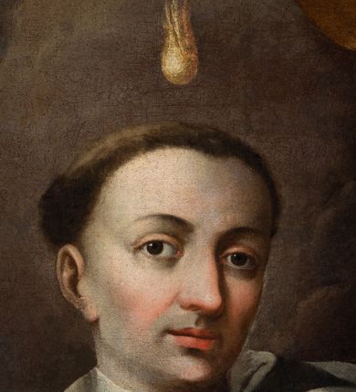 Zdjęcie nr 11: Obraz uzyskał kształt stojącego prostokąta. W centrum kompozycji na tle brązowo-szarych obłoków ukazano frontalnie w dwóch trzecich św. Wincentego Ferreriusza z głową ujętą w trzech czwartych w prawo. Święty lewą rękę w geście wskazującym unosi na wysokość głowy, w prawej trzyma krzyż, wspierając ją na stojącej, pionowo księdze. Jest to mężczyzna w średnim wieku z pociągłą twarzą o jasnej karnacji z rumianymim policzkami, wydatnym nosie i ustach, ciemnych szeroko otwartych oczach oraz wysokim czołem. Jego głowę otaczają krótkie przystrzyżone włosy z tonsurą, odsłaniające prawe ucho. Nad nią widać unoszący się płomyk ognia. Wincenty ubrany jest w habit dominikański z czarnym płaszczem. W prawej ręce dominikanin trzyma drewniany krzyż ze srebrzystą postacią ukrzyżowanego Chrystusa. W otwartej księdze umieszczono napis: &quot;TIME / TE DEUM/ ET DATE / ILLI / HONOREM&quot;. Z tyłu widać brązowo-srebrzyste skrzydła. W górnym prawym rogu kompozycji widać wyłaniającą się z obłoków trąbę. Po przeciwległej stronie na obłoku ukazano parę uskrzydlonych główek anielskich. Przed postacią świętego wyobrażono złocisty kartusz z identyfikacyjnym napisem w dolnej części przysłoniętym przez ramę obrazu. W polu kartusza napisano: &quot;Divi Vincentij Ferrery / Vera Effigies anno ce... / sua XXXXVIIII Tuscis Sacra Ven.../ &quot;.  