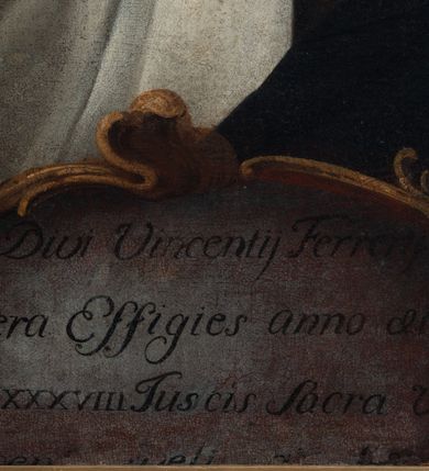 Zdjęcie nr 13: Obraz uzyskał kształt stojącego prostokąta. W centrum kompozycji na tle brązowo-szarych obłoków ukazano frontalnie w dwóch trzecich św. Wincentego Ferreriusza z głową ujętą w trzech czwartych w prawo. Święty lewą rękę w geście wskazującym unosi na wysokość głowy, w prawej trzyma krzyż, wspierając ją na stojącej, pionowo księdze. Jest to mężczyzna w średnim wieku z pociągłą twarzą o jasnej karnacji z rumianymim policzkami, wydatnym nosie i ustach, ciemnych szeroko otwartych oczach oraz wysokim czołem. Jego głowę otaczają krótkie przystrzyżone włosy z tonsurą, odsłaniające prawe ucho. Nad nią widać unoszący się płomyk ognia. Wincenty ubrany jest w habit dominikański z czarnym płaszczem. W prawej ręce dominikanin trzyma drewniany krzyż ze srebrzystą postacią ukrzyżowanego Chrystusa. W otwartej księdze umieszczono napis: "TIME / TE DEUM/ ET DATE / ILLI / HONOREM". Z tyłu widać brązowo-srebrzyste skrzydła. W górnym prawym rogu kompozycji widać wyłaniającą się z obłoków trąbę. Po przeciwległej stronie na obłoku ukazano parę uskrzydlonych główek anielskich. Przed postacią świętego wyobrażono złocisty kartusz z identyfikacyjnym napisem w dolnej części przysłoniętym przez ramę obrazu. W polu kartusza napisano: "Divi Vincentij Ferrery / Vera Effigies anno ce... / sua XXXXVIIII Tuscis Sacra Ven.../ ".  