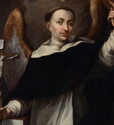 Zdjęcie nr 14: Obraz uzyskał kształt stojącego prostokąta. W centrum kompozycji na tle brązowo-szarych obłoków ukazano frontalnie w dwóch trzecich św. Wincentego Ferreriusza z głową ujętą w trzech czwartych w prawo. Święty lewą rękę w geście wskazującym unosi na wysokość głowy, w prawej trzyma krzyż, wspierając ją na stojącej, pionowo księdze. Jest to mężczyzna w średnim wieku z pociągłą twarzą o jasnej karnacji z rumianymim policzkami, wydatnym nosie i ustach, ciemnych szeroko otwartych oczach oraz wysokim czołem. Jego głowę otaczają krótkie przystrzyżone włosy z tonsurą, odsłaniające prawe ucho. Nad nią widać unoszący się płomyk ognia. Wincenty ubrany jest w habit dominikański z czarnym płaszczem. W prawej ręce dominikanin trzyma drewniany krzyż ze srebrzystą postacią ukrzyżowanego Chrystusa. W otwartej księdze umieszczono napis: &quot;TIME / TE DEUM/ ET DATE / ILLI / HONOREM&quot;. Z tyłu widać brązowo-srebrzyste skrzydła. W górnym prawym rogu kompozycji widać wyłaniającą się z obłoków trąbę. Po przeciwległej stronie na obłoku ukazano parę uskrzydlonych główek anielskich. Przed postacią świętego wyobrażono złocisty kartusz z identyfikacyjnym napisem w dolnej części przysłoniętym przez ramę obrazu. W polu kartusza napisano: &quot;Divi Vincentij Ferrery / Vera Effigies anno ce... / sua XXXXVIIII Tuscis Sacra Ven.../ &quot;.  