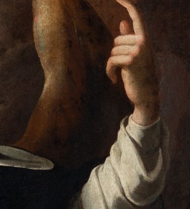 Zdjęcie nr 20: Obraz uzyskał kształt stojącego prostokąta. W centrum kompozycji na tle brązowo-szarych obłoków ukazano frontalnie w dwóch trzecich św. Wincentego Ferreriusza z głową ujętą w trzech czwartych w prawo. Święty lewą rękę w geście wskazującym unosi na wysokość głowy, w prawej trzyma krzyż, wspierając ją na stojącej, pionowo księdze. Jest to mężczyzna w średnim wieku z pociągłą twarzą o jasnej karnacji z rumianymim policzkami, wydatnym nosie i ustach, ciemnych szeroko otwartych oczach oraz wysokim czołem. Jego głowę otaczają krótkie przystrzyżone włosy z tonsurą, odsłaniające prawe ucho. Nad nią widać unoszący się płomyk ognia. Wincenty ubrany jest w habit dominikański z czarnym płaszczem. W prawej ręce dominikanin trzyma drewniany krzyż ze srebrzystą postacią ukrzyżowanego Chrystusa. W otwartej księdze umieszczono napis: "TIME / TE DEUM/ ET DATE / ILLI / HONOREM". Z tyłu widać brązowo-srebrzyste skrzydła. W górnym prawym rogu kompozycji widać wyłaniającą się z obłoków trąbę. Po przeciwległej stronie na obłoku ukazano parę uskrzydlonych główek anielskich. Przed postacią świętego wyobrażono złocisty kartusz z identyfikacyjnym napisem w dolnej części przysłoniętym przez ramę obrazu. W polu kartusza napisano: "Divi Vincentij Ferrery / Vera Effigies anno ce... / sua XXXXVIIII Tuscis Sacra Ven.../ ".  