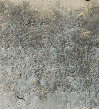 Zdjęcie nr 1: Tablica uzyskała kształt leżącego prostokąta. Jej pole w całości wypełnia napis: "Wawrzeńcowi / Lekczyńskiemu. / Kochanemu Oycu / zmarłemu d[nia] 15 Maia 1826 / Wdzięczne Dzieci".
