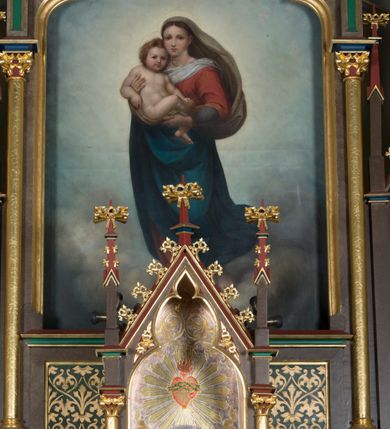 Zdjęcie nr 9: Wolnostojący, jednokondygnacyjny, trójosiowy ołtarz uzyskał formę architektoniczną ze zwieńczeniem. Stipes ołtarzowy przyjął formę leżącego prostopadłościanu ustawionego na podeście z dwoma gradusami, na którym wsparto drewnianą mensę z portatylem. Fronton stipesu podzielono za pomocą trzech płyciny, czworoboczną na osi, a w osiach skrajnych prostokątnymi. W płycinie pola środkowego umieszczono płaskorzeźbiony krzyż równoramienny wpisany w okręg. Natomiast w polach bocznych znalazły się ostrołukowe arkadki wypełnione malowanym i złoconym ornamentem roślinno-kwiatowym. Na mensie na osi ustawiono architektoniczne tabernakulum z tronem eucharystycznym. Jego dwuskrzydłowe drzwi ujęte zostały parą lizen, których płyciny wypełniono płaskorzeźbionym ornamentem. Drzwiczki ozdobiono płaskorzeźbioną dekoracją z winną latoroślą i srebrnymi literami „A” i „Ω”. Na lizenach wsparto niewielki, fazowany gzyms. Ponad nim usytuowano tron eucharystyczny w formie aediculi flankowanej złoconymi kolumnami na postumentach z liściastymi kapitelami podtrzymującymi imposty przechodzące w pinakle z kwiatonami. Pomiędzy nimi znalazła się wimperga z czołganiami i wieńczącym ją pinaklem z kwiatonem. Wimpergę wypełnia stylizowany łuk trójlistny. W niszy na tylnej ściance wykonano malarską dekorację z przedstawionym kielichem z jaśniejącym nad nim Najświętszym Sercem Pana Jezusa w koronie cierniowej, na tle dekoracji roślinnej. Całoś baldachimu nakrywa daszek siodłowy. Tabernakulum flankują dwa adorujące anioły w jasnych szatach ustawione na profilowanych postumentach dekorowanych na licu łacińskimi napisami "Adoremus" i "Venite". Nastawa ołtarzowa ustawiona została na wysokim, dwustrefowym cokole. Górną strefę artykułowano za pomocą czworobocznych, zielonych płycin wypełnionych płaskorzeźbionym i złoconym ornamentem roślinnym, obramienionych profilowanymi listwami. Cokół zwieńczony został profilowanym gzymsem. Część środkowa nastawy jest wyższa i szersza od osi bocznych. Tworzy ją pole w kształcie stojącego prostokąta zamknięte u góry łukiem siodłowym, ujętego złoconą, profilowaną ramą. Pole flankują dwie smukłe kolumienki z liściastymi kapitelami, ustawione na postumentach, przechodzące w pinakle zwieńczone kwiatonami. Pomiędzy pinaklami usytuowano wimpergę wypełnioną maswerkiem z czterolistnym polem, w którym znajduje się napis:"S[anc]t[us] Mrtinus". Wimpergę zakończoną pinaklem z kwiatonem zdobią czołgani. Ponad nią wypiętrzone zostało ażurowe zwieńczenie utworzone z podwójnych ostrołukowych arkadek flankujących fialę z kwiatonem. W polu kondygnacji prezentowany jest obraz ze św. Marcinem oraz dwa pozostałe na zasuwie z przedstawienie Madonny Sykstyńskiej oraz Matki Boskiej Nieustającej Pomocy. Poniżej pola obrazowego wprowadzono płycinę w kształcie leżącego prostokąta, dekorowaną malowaną, złoconą ornamentyką na zielonym tle. W osiach bocznych znalazły się dwie aedicule zwieńczone wimpergami z czołgankami i kwiatonem, flankowane parą wysmuklonych pinakli z kwiatonami. Górną część aediculi wypełnia arkatura. W niszach na niebieskim tle ze złotymi gwiazdami ustawiono figury św. Franciszka z Asyżu i św. Elżbiety z Turyngii. Kondygnację flankują ażurowe struktury utworzone z płycin ujętych smukłymi pinaklami, wypełnionymi płaskorzeźbionym ornamentem roślinnym. Struktura ołtarza polichromowana została w odcieniach zgaszonego brązu. Załamania profili architektonicznych pomalowano na czerwono, zielono i niebiesko, natomiast ornamenty wyzłocono. 