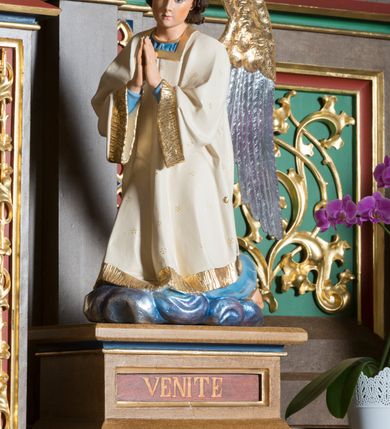 Zdjęcie nr 5: Wolnostojący, jednokondygnacyjny, trójosiowy ołtarz uzyskał formę architektoniczną ze zwieńczeniem. Stipes ołtarzowy przyjął formę leżącego prostopadłościanu ustawionego na podeście z dwoma gradusami, na którym wsparto drewnianą mensę z portatylem. Fronton stipesu podzielono za pomocą trzech płyciny, czworoboczną na osi, a w osiach skrajnych prostokątnymi. W płycinie pola środkowego umieszczono płaskorzeźbiony krzyż równoramienny wpisany w okręg. Natomiast w polach bocznych znalazły się ostrołukowe arkadki wypełnione malowanym i złoconym ornamentem roślinno-kwiatowym. Na mensie na osi ustawiono architektoniczne tabernakulum z tronem eucharystycznym. Jego dwuskrzydłowe drzwi ujęte zostały parą lizen, których płyciny wypełniono płaskorzeźbionym ornamentem. Drzwiczki ozdobiono płaskorzeźbioną dekoracją z winną latoroślą i srebrnymi literami „A” i „Ω”. Na lizenach wsparto niewielki, fazowany gzyms. Ponad nim usytuowano tron eucharystyczny w formie aediculi flankowanej złoconymi kolumnami na postumentach z liściastymi kapitelami podtrzymującymi imposty przechodzące w pinakle z kwiatonami. Pomiędzy nimi znalazła się wimperga z czołganiami i wieńczącym ją pinaklem z kwiatonem. Wimpergę wypełnia stylizowany łuk trójlistny. W niszy na tylnej ściance wykonano malarską dekorację z przedstawionym kielichem z jaśniejącym nad nim Najświętszym Sercem Pana Jezusa w koronie cierniowej, na tle dekoracji roślinnej. Całoś baldachimu nakrywa daszek siodłowy. Tabernakulum flankują dwa adorujące anioły w jasnych szatach ustawione na profilowanych postumentach dekorowanych na licu łacińskimi napisami &quot;Adoremus&quot; i &quot;Venite&quot;. Nastawa ołtarzowa ustawiona została na wysokim, dwustrefowym cokole. Górną strefę artykułowano za pomocą czworobocznych, zielonych płycin wypełnionych płaskorzeźbionym i złoconym ornamentem roślinnym, obramienionych profilowanymi listwami. Cokół zwieńczony został profilowanym gzymsem. Część środkowa nastawy jest wyższa i szersza od osi bocznych. Tworzy ją pole w kształcie stojącego prostokąta zamknięte u góry łukiem siodłowym, ujętego złoconą, profilowaną ramą. Pole flankują dwie smukłe kolumienki z liściastymi kapitelami, ustawione na postumentach, przechodzące w pinakle zwieńczone kwiatonami. Pomiędzy pinaklami usytuowano wimpergę wypełnioną maswerkiem z czterolistnym polem, w którym znajduje się napis:&quot;S[anc]t[us] Mrtinus&quot;. Wimpergę zakończoną pinaklem z kwiatonem zdobią czołgani. Ponad nią wypiętrzone zostało ażurowe zwieńczenie utworzone z podwójnych ostrołukowych arkadek flankujących fialę z kwiatonem. W polu kondygnacji prezentowany jest obraz ze św. Marcinem oraz dwa pozostałe na zasuwie z przedstawienie Madonny Sykstyńskiej oraz Matki Boskiej Nieustającej Pomocy. Poniżej pola obrazowego wprowadzono płycinę w kształcie leżącego prostokąta, dekorowaną malowaną, złoconą ornamentyką na zielonym tle. W osiach bocznych znalazły się dwie aedicule zwieńczone wimpergami z czołgankami i kwiatonem, flankowane parą wysmuklonych pinakli z kwiatonami. Górną część aediculi wypełnia arkatura. W niszach na niebieskim tle ze złotymi gwiazdami ustawiono figury św. Franciszka z Asyżu i św. Elżbiety z Turyngii. Kondygnację flankują ażurowe struktury utworzone z płycin ujętych smukłymi pinaklami, wypełnionymi płaskorzeźbionym ornamentem roślinnym. Struktura ołtarza polichromowana została w odcieniach zgaszonego brązu. Załamania profili architektonicznych pomalowano na czerwono, zielono i niebiesko, natomiast ornamenty wyzłocono. 