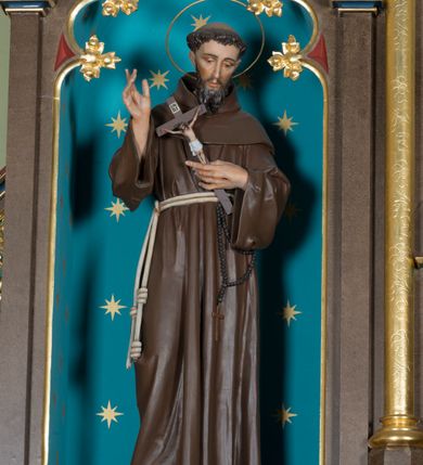 Zdjęcie nr 14: Wolnostojący, jednokondygnacyjny, trójosiowy ołtarz uzyskał formę architektoniczną ze zwieńczeniem. Stipes ołtarzowy przyjął formę leżącego prostopadłościanu ustawionego na podeście z dwoma gradusami, na którym wsparto drewnianą mensę z portatylem. Fronton stipesu podzielono za pomocą trzech płyciny, czworoboczną na osi, a w osiach skrajnych prostokątnymi. W płycinie pola środkowego umieszczono płaskorzeźbiony krzyż równoramienny wpisany w okręg. Natomiast w polach bocznych znalazły się ostrołukowe arkadki wypełnione malowanym i złoconym ornamentem roślinno-kwiatowym. Na mensie na osi ustawiono architektoniczne tabernakulum z tronem eucharystycznym. Jego dwuskrzydłowe drzwi ujęte zostały parą lizen, których płyciny wypełniono płaskorzeźbionym ornamentem. Drzwiczki ozdobiono płaskorzeźbioną dekoracją z winną latoroślą i srebrnymi literami „A” i „Ω”. Na lizenach wsparto niewielki, fazowany gzyms. Ponad nim usytuowano tron eucharystyczny w formie aediculi flankowanej złoconymi kolumnami na postumentach z liściastymi kapitelami podtrzymującymi imposty przechodzące w pinakle z kwiatonami. Pomiędzy nimi znalazła się wimperga z czołganiami i wieńczącym ją pinaklem z kwiatonem. Wimpergę wypełnia stylizowany łuk trójlistny. W niszy na tylnej ściance wykonano malarską dekorację z przedstawionym kielichem z jaśniejącym nad nim Najświętszym Sercem Pana Jezusa w koronie cierniowej, na tle dekoracji roślinnej. Całoś baldachimu nakrywa daszek siodłowy. Tabernakulum flankują dwa adorujące anioły w jasnych szatach ustawione na profilowanych postumentach dekorowanych na licu łacińskimi napisami &quot;Adoremus&quot; i &quot;Venite&quot;. Nastawa ołtarzowa ustawiona została na wysokim, dwustrefowym cokole. Górną strefę artykułowano za pomocą czworobocznych, zielonych płycin wypełnionych płaskorzeźbionym i złoconym ornamentem roślinnym, obramienionych profilowanymi listwami. Cokół zwieńczony został profilowanym gzymsem. Część środkowa nastawy jest wyższa i szersza od osi bocznych. Tworzy ją pole w kształcie stojącego prostokąta zamknięte u góry łukiem siodłowym, ujętego złoconą, profilowaną ramą. Pole flankują dwie smukłe kolumienki z liściastymi kapitelami, ustawione na postumentach, przechodzące w pinakle zwieńczone kwiatonami. Pomiędzy pinaklami usytuowano wimpergę wypełnioną maswerkiem z czterolistnym polem, w którym znajduje się napis:&quot;S[anc]t[us] Mrtinus&quot;. Wimpergę zakończoną pinaklem z kwiatonem zdobią czołgani. Ponad nią wypiętrzone zostało ażurowe zwieńczenie utworzone z podwójnych ostrołukowych arkadek flankujących fialę z kwiatonem. W polu kondygnacji prezentowany jest obraz ze św. Marcinem oraz dwa pozostałe na zasuwie z przedstawienie Madonny Sykstyńskiej oraz Matki Boskiej Nieustającej Pomocy. Poniżej pola obrazowego wprowadzono płycinę w kształcie leżącego prostokąta, dekorowaną malowaną, złoconą ornamentyką na zielonym tle. W osiach bocznych znalazły się dwie aedicule zwieńczone wimpergami z czołgankami i kwiatonem, flankowane parą wysmuklonych pinakli z kwiatonami. Górną część aediculi wypełnia arkatura. W niszach na niebieskim tle ze złotymi gwiazdami ustawiono figury św. Franciszka z Asyżu i św. Elżbiety z Turyngii. Kondygnację flankują ażurowe struktury utworzone z płycin ujętych smukłymi pinaklami, wypełnionymi płaskorzeźbionym ornamentem roślinnym. Struktura ołtarza polichromowana została w odcieniach zgaszonego brązu. Załamania profili architektonicznych pomalowano na czerwono, zielono i niebiesko, natomiast ornamenty wyzłocono. 