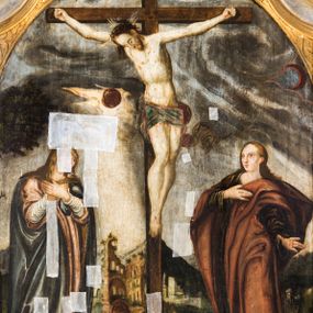 Zdjęcie nr 1: Obraz uzyskał formę stojącego prostokąta zamkniętego łukiem półkolistym nadwieszonym z uskokiem, ujętym w grubą, profilowana i złoconą ramę. W centrum kompozycji przedstawiono grupę Ukrzyżowania. Pod krzyżem, na którym wisi Chrystus stoi Matka Boska i św. Jan Ewangelista. Przybite do krzyża trzema gwoździami ciało Zbawiciela ukazane zostało w lekkim zwisie, o horyzontalnie rozłożonych ramionach. Jego głowa opada na prawe ramię, natomiast korpus wraz z nogami jest wygięty w lewo. Jezus ma wysokie czoło, mocno pociągłą twarz z zamkniętymi oczami, porostym nosem i małymi ustami. Twarz okala krótka, ciemna broda i ciemne włosy, które spływają na prawe ramię. Na głowie widoczna jest korona cierniowa otoczona świetlistymi promieniami. Spod niej ciekną strużki krwi. Jego biodra zakrywa rozwiane, krótkie perizonium z festonem przy prawym boku. Po prawej stronie krzyża wyobrażono Marię w całej postaci, zwróconą w trzech czwartych w prawo, z pochyloną głową i dłońmi skrzyżowanymi na piersi. Madonna ma owalną twarz z dużymi, migdałowatymi oczami zwróconymi ku górze, prosty nos i pełne, rozchylone usta. Wokół głowy widoczny jest nimb. Maria ubrana jest w bladoszkarłatną suknię z widocznymi białymi rękawami spodniej koszuli oraz narzucony na ramiona szaro-niebieski płaszcz z prawą połą przerzuconą przez ręce. Na głowie ma ciemnoochrową chustę owiniętą wokół szyi. Po lewej stronie krzyża ukazano w całej postaci w kontrapoście św. Jan, zwróconego w trzech czwartych w lewo. Apostoł prawą dłonią dotyka piersi, lewą zaś ma odsuniętą od siebie w bok. Jego twarz jest owalna, o dużych, okrągłych oczach, prostym nosie, pełnych ustach, okolona długimi jasnobrązowymi włosami spływającymi na ramiona. Głowę ucznia Jezusa okala nimb. Święty ubrany jest w luźną, ciemnobrązową tunikę oraz długi, fioletowo-brązowy, rozwiany płaszcz. Postacie zostały ukazane na tle pejzażu z widoczną architekturą miasta. W górnej części obrazu widoczne jest ciemne, zachmurzone niebo ze znajdującym się po prawej stronie krzyża zaćmionym słońcem, a po lewo z czerwonym sierpem księżyca. U dołu pionowej belki krzyża widnieje napis: „1695 / R[E]N[OWATUM] / 1703”. Powyżej półkolistego zamknięcia kompozycji w przyłuczach znajduje się ryty w zaprawie i złocony ornament roślinny. 