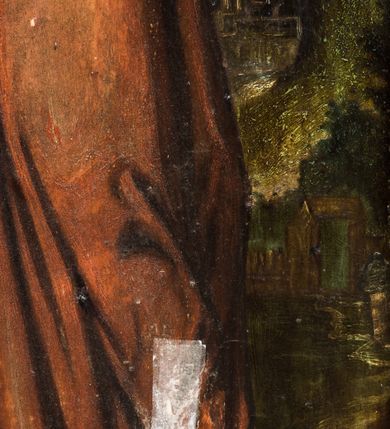 Zdjęcie nr 10: Obraz uzyskał formę stojącego prostokąta zamkniętego łukiem półkolistym nadwieszonym z uskokiem, ujętym w grubą, profilowana i złoconą ramę. W centrum kompozycji przedstawiono grupę Ukrzyżowania. Pod krzyżem, na którym wisi Chrystus stoi Matka Boska i św. Jan Ewangelista. Przybite do krzyża trzema gwoździami ciało Zbawiciela ukazane zostało w lekkim zwisie, o horyzontalnie rozłożonych ramionach. Jego głowa opada na prawe ramię, natomiast korpus wraz z nogami jest wygięty w lewo. Jezus ma wysokie czoło, mocno pociągłą twarz z zamkniętymi oczami, porostym nosem i małymi ustami. Twarz okala krótka, ciemna broda i ciemne włosy, które spływają na prawe ramię. Na głowie widoczna jest korona cierniowa otoczona świetlistymi promieniami. Spod niej ciekną strużki krwi. Jego biodra zakrywa rozwiane, krótkie perizonium z festonem przy prawym boku. Po prawej stronie krzyża wyobrażono Marię w całej postaci, zwróconą w trzech czwartych w prawo, z pochyloną głową i dłońmi skrzyżowanymi na piersi. Madonna ma owalną twarz z dużymi, migdałowatymi oczami zwróconymi ku górze, prosty nos i pełne, rozchylone usta. Wokół głowy widoczny jest nimb. Maria ubrana jest w bladoszkarłatną suknię z widocznymi białymi rękawami spodniej koszuli oraz narzucony na ramiona szaro-niebieski płaszcz z prawą połą przerzuconą przez ręce. Na głowie ma ciemnoochrową chustę owiniętą wokół szyi. Po lewej stronie krzyża ukazano w całej postaci w kontrapoście św. Jan, zwróconego w trzech czwartych w lewo. Apostoł prawą dłonią dotyka piersi, lewą zaś ma odsuniętą od siebie w bok. Jego twarz jest owalna, o dużych, okrągłych oczach, prostym nosie, pełnych ustach, okolona długimi jasnobrązowymi włosami spływającymi na ramiona. Głowę ucznia Jezusa okala nimb. Święty ubrany jest w luźną, ciemnobrązową tunikę oraz długi, fioletowo-brązowy, rozwiany płaszcz. Postacie zostały ukazane na tle pejzażu z widoczną architekturą miasta. W górnej części obrazu widoczne jest ciemne, zachmurzone niebo ze znajdującym się po prawej stronie krzyża zaćmionym słońcem, a po lewo z czerwonym sierpem księżyca. U dołu pionowej belki krzyża widnieje napis: „1695 / R[E]N[OWATUM] / 1703”. Powyżej półkolistego zamknięcia kompozycji w przyłuczach znajduje się ryty w zaprawie i złocony ornament roślinny. 