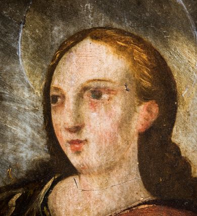 Zdjęcie nr 8: Obraz uzyskał formę stojącego prostokąta zamkniętego łukiem półkolistym nadwieszonym z uskokiem, ujętym w grubą, profilowana i złoconą ramę. W centrum kompozycji przedstawiono grupę Ukrzyżowania. Pod krzyżem, na którym wisi Chrystus stoi Matka Boska i św. Jan Ewangelista. Przybite do krzyża trzema gwoździami ciało Zbawiciela ukazane zostało w lekkim zwisie, o horyzontalnie rozłożonych ramionach. Jego głowa opada na prawe ramię, natomiast korpus wraz z nogami jest wygięty w lewo. Jezus ma wysokie czoło, mocno pociągłą twarz z zamkniętymi oczami, porostym nosem i małymi ustami. Twarz okala krótka, ciemna broda i ciemne włosy, które spływają na prawe ramię. Na głowie widoczna jest korona cierniowa otoczona świetlistymi promieniami. Spod niej ciekną strużki krwi. Jego biodra zakrywa rozwiane, krótkie perizonium z festonem przy prawym boku. Po prawej stronie krzyża wyobrażono Marię w całej postaci, zwróconą w trzech czwartych w prawo, z pochyloną głową i dłońmi skrzyżowanymi na piersi. Madonna ma owalną twarz z dużymi, migdałowatymi oczami zwróconymi ku górze, prosty nos i pełne, rozchylone usta. Wokół głowy widoczny jest nimb. Maria ubrana jest w bladoszkarłatną suknię z widocznymi białymi rękawami spodniej koszuli oraz narzucony na ramiona szaro-niebieski płaszcz z prawą połą przerzuconą przez ręce. Na głowie ma ciemnoochrową chustę owiniętą wokół szyi. Po lewej stronie krzyża ukazano w całej postaci w kontrapoście św. Jan, zwróconego w trzech czwartych w lewo. Apostoł prawą dłonią dotyka piersi, lewą zaś ma odsuniętą od siebie w bok. Jego twarz jest owalna, o dużych, okrągłych oczach, prostym nosie, pełnych ustach, okolona długimi jasnobrązowymi włosami spływającymi na ramiona. Głowę ucznia Jezusa okala nimb. Święty ubrany jest w luźną, ciemnobrązową tunikę oraz długi, fioletowo-brązowy, rozwiany płaszcz. Postacie zostały ukazane na tle pejzażu z widoczną architekturą miasta. W górnej części obrazu widoczne jest ciemne, zachmurzone niebo ze znajdującym się po prawej stronie krzyża zaćmionym słońcem, a po lewo z czerwonym sierpem księżyca. U dołu pionowej belki krzyża widnieje napis: „1695 / R[E]N[OWATUM] / 1703”. Powyżej półkolistego zamknięcia kompozycji w przyłuczach znajduje się ryty w zaprawie i złocony ornament roślinny. 