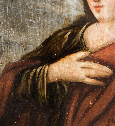 Zdjęcie nr 7: Obraz uzyskał formę stojącego prostokąta zamkniętego łukiem półkolistym nadwieszonym z uskokiem, ujętym w grubą, profilowana i złoconą ramę. W centrum kompozycji przedstawiono grupę Ukrzyżowania. Pod krzyżem, na którym wisi Chrystus stoi Matka Boska i św. Jan Ewangelista. Przybite do krzyża trzema gwoździami ciało Zbawiciela ukazane zostało w lekkim zwisie, o horyzontalnie rozłożonych ramionach. Jego głowa opada na prawe ramię, natomiast korpus wraz z nogami jest wygięty w lewo. Jezus ma wysokie czoło, mocno pociągłą twarz z zamkniętymi oczami, porostym nosem i małymi ustami. Twarz okala krótka, ciemna broda i ciemne włosy, które spływają na prawe ramię. Na głowie widoczna jest korona cierniowa otoczona świetlistymi promieniami. Spod niej ciekną strużki krwi. Jego biodra zakrywa rozwiane, krótkie perizonium z festonem przy prawym boku. Po prawej stronie krzyża wyobrażono Marię w całej postaci, zwróconą w trzech czwartych w prawo, z pochyloną głową i dłońmi skrzyżowanymi na piersi. Madonna ma owalną twarz z dużymi, migdałowatymi oczami zwróconymi ku górze, prosty nos i pełne, rozchylone usta. Wokół głowy widoczny jest nimb. Maria ubrana jest w bladoszkarłatną suknię z widocznymi białymi rękawami spodniej koszuli oraz narzucony na ramiona szaro-niebieski płaszcz z prawą połą przerzuconą przez ręce. Na głowie ma ciemnoochrową chustę owiniętą wokół szyi. Po lewej stronie krzyża ukazano w całej postaci w kontrapoście św. Jan, zwróconego w trzech czwartych w lewo. Apostoł prawą dłonią dotyka piersi, lewą zaś ma odsuniętą od siebie w bok. Jego twarz jest owalna, o dużych, okrągłych oczach, prostym nosie, pełnych ustach, okolona długimi jasnobrązowymi włosami spływającymi na ramiona. Głowę ucznia Jezusa okala nimb. Święty ubrany jest w luźną, ciemnobrązową tunikę oraz długi, fioletowo-brązowy, rozwiany płaszcz. Postacie zostały ukazane na tle pejzażu z widoczną architekturą miasta. W górnej części obrazu widoczne jest ciemne, zachmurzone niebo ze znajdującym się po prawej stronie krzyża zaćmionym słońcem, a po lewo z czerwonym sierpem księżyca. U dołu pionowej belki krzyża widnieje napis: „1695 / R[E]N[OWATUM] / 1703”. Powyżej półkolistego zamknięcia kompozycji w przyłuczach znajduje się ryty w zaprawie i złocony ornament roślinny. 