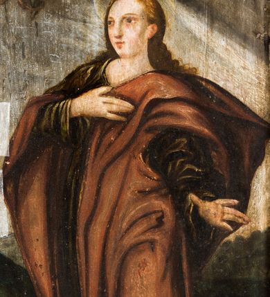 Zdjęcie nr 6: Obraz uzyskał formę stojącego prostokąta zamkniętego łukiem półkolistym nadwieszonym z uskokiem, ujętym w grubą, profilowana i złoconą ramę. W centrum kompozycji przedstawiono grupę Ukrzyżowania. Pod krzyżem, na którym wisi Chrystus stoi Matka Boska i św. Jan Ewangelista. Przybite do krzyża trzema gwoździami ciało Zbawiciela ukazane zostało w lekkim zwisie, o horyzontalnie rozłożonych ramionach. Jego głowa opada na prawe ramię, natomiast korpus wraz z nogami jest wygięty w lewo. Jezus ma wysokie czoło, mocno pociągłą twarz z zamkniętymi oczami, porostym nosem i małymi ustami. Twarz okala krótka, ciemna broda i ciemne włosy, które spływają na prawe ramię. Na głowie widoczna jest korona cierniowa otoczona świetlistymi promieniami. Spod niej ciekną strużki krwi. Jego biodra zakrywa rozwiane, krótkie perizonium z festonem przy prawym boku. Po prawej stronie krzyża wyobrażono Marię w całej postaci, zwróconą w trzech czwartych w prawo, z pochyloną głową i dłońmi skrzyżowanymi na piersi. Madonna ma owalną twarz z dużymi, migdałowatymi oczami zwróconymi ku górze, prosty nos i pełne, rozchylone usta. Wokół głowy widoczny jest nimb. Maria ubrana jest w bladoszkarłatną suknię z widocznymi białymi rękawami spodniej koszuli oraz narzucony na ramiona szaro-niebieski płaszcz z prawą połą przerzuconą przez ręce. Na głowie ma ciemnoochrową chustę owiniętą wokół szyi. Po lewej stronie krzyża ukazano w całej postaci w kontrapoście św. Jan, zwróconego w trzech czwartych w lewo. Apostoł prawą dłonią dotyka piersi, lewą zaś ma odsuniętą od siebie w bok. Jego twarz jest owalna, o dużych, okrągłych oczach, prostym nosie, pełnych ustach, okolona długimi jasnobrązowymi włosami spływającymi na ramiona. Głowę ucznia Jezusa okala nimb. Święty ubrany jest w luźną, ciemnobrązową tunikę oraz długi, fioletowo-brązowy, rozwiany płaszcz. Postacie zostały ukazane na tle pejzażu z widoczną architekturą miasta. W górnej części obrazu widoczne jest ciemne, zachmurzone niebo ze znajdującym się po prawej stronie krzyża zaćmionym słońcem, a po lewo z czerwonym sierpem księżyca. U dołu pionowej belki krzyża widnieje napis: „1695 / R[E]N[OWATUM] / 1703”. Powyżej półkolistego zamknięcia kompozycji w przyłuczach znajduje się ryty w zaprawie i złocony ornament roślinny. 