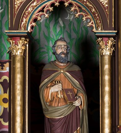 Zdjęcie nr 9: Ołtarz główny uzyskał formę architektonicznej struktury przyściennej, trójosiowej i jednokondygnacyjnej ze zwieńczeniem. Stipes ołtarzowy przyjął formę stołu, gdzie mensę z portatylem wsparto na czterech kolumnach ustawionych na wysokich wielobocznych bazach. Pomiędzy nimi usytuowano płaskorzeźbioną sceną Ostatniej Wieczerzy w kształcie leżącego prostokąta. Na mensie w osi ołtarza ustawione zostało tabernakulum z tronem wystawienia w kształcie baldachimu, stanowiące cześć środkową architektonicznego, trójosiowego założenia, gdzie w osiach bocznych w półokrągłych aediculach z wimpergami ustawiono parę adorujących aniołów. Nastawa ustawiona na wysokim cokole została dekorowana profilowanymi płycinami, ponad którymi poprowadzono profilowanym gzyms. Oś środkowa retabulum została ujęta złoconymi kolumnami o korynckich kapitelach i gładkich trzonach. Kolumny dźwigają półkoliście zamkniętą arkadę zwieńczoną profilowanym gzymsem z trójkątnie zakończoną wimpergą ozdobioną żabkami. Zwieńczenie utworzono w formie ażurowej kapliczki na rzucie wieloboku mieszczącej pełnoplastyczną figurę Michała Archanioła trzymającego miecz i wagę. Kapliczkę zakończono wieloboczną fialą o ściankach zdobionych ślepymi maswerkami. W osiach skrajnych wykonano analogiczne arkady wsparte na złoconych kolumnach mieszczące figury św. Piotra (z lewej) i św. Pawła (z prawej). W zwieńczeniach w osi znalazły się w ażurowych kapliczkach zakończonych fialami pełnoplastyczne figury św. Wojciecha i św. Stanisława w strojach pontyfikalnych. W polu ołtarza usytuowano obraz przedstawiający wszystkich świętych adorujących Trójcę Przenajświętszą. Pole ujmuje płaskorzeźbiona, złocona rama z dekoracją akantową zamknięta łukiem trójlistnym. W podłuczu wykonano arkaturę. Na zasuwie umieszczono obraz Najświętszego Serca Pana Jezusa. W płycinach wypełniających elementy architektoniczne znalazła się stylizowana dekoracja akantowa oraz motyw czwórliścia wpisanego w okrąg. Struktura ołtarza została polichromowana w odcieniach zgaszonej czerwieni i złamanego brązu wchodzącego w fiolet. Ornamentyka oraz detale elementów i profilów architektonicznych wyzłocono.