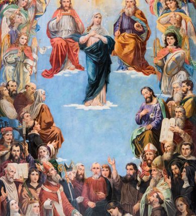 Zdjęcie nr 8: Ołtarz główny uzyskał formę architektonicznej struktury przyściennej, trójosiowej i jednokondygnacyjnej ze zwieńczeniem. Stipes ołtarzowy przyjął formę stołu, gdzie mensę z portatylem wsparto na czterech kolumnach ustawionych na wysokich wielobocznych bazach. Pomiędzy nimi usytuowano płaskorzeźbioną sceną Ostatniej Wieczerzy w kształcie leżącego prostokąta. Na mensie w osi ołtarza ustawione zostało tabernakulum z tronem wystawienia w kształcie baldachimu, stanowiące cześć środkową architektonicznego, trójosiowego założenia, gdzie w osiach bocznych w półokrągłych aediculach z wimpergami ustawiono parę adorujących aniołów. Nastawa ustawiona na wysokim cokole została dekorowana profilowanymi płycinami, ponad którymi poprowadzono profilowanym gzyms. Oś środkowa retabulum została ujęta złoconymi kolumnami o korynckich kapitelach i gładkich trzonach. Kolumny dźwigają półkoliście zamkniętą arkadę zwieńczoną profilowanym gzymsem z trójkątnie zakończoną wimpergą ozdobioną żabkami. Zwieńczenie utworzono w formie ażurowej kapliczki na rzucie wieloboku mieszczącej pełnoplastyczną figurę Michała Archanioła trzymającego miecz i wagę. Kapliczkę zakończono wieloboczną fialą o ściankach zdobionych ślepymi maswerkami. W osiach skrajnych wykonano analogiczne arkady wsparte na złoconych kolumnach mieszczące figury św. Piotra (z lewej) i św. Pawła (z prawej). W zwieńczeniach w osi znalazły się w ażurowych kapliczkach zakończonych fialami pełnoplastyczne figury św. Wojciecha i św. Stanisława w strojach pontyfikalnych. W polu ołtarza usytuowano obraz przedstawiający wszystkich świętych adorujących Trójcę Przenajświętszą. Pole ujmuje płaskorzeźbiona, złocona rama z dekoracją akantową zamknięta łukiem trójlistnym. W podłuczu wykonano arkaturę. Na zasuwie umieszczono obraz Najświętszego Serca Pana Jezusa. W płycinach wypełniających elementy architektoniczne znalazła się stylizowana dekoracja akantowa oraz motyw czwórliścia wpisanego w okrąg. Struktura ołtarza została polichromowana w odcieniach zgaszonej czerwieni i złamanego brązu wchodzącego w fiolet. Ornamentyka oraz detale elementów i profilów architektonicznych wyzłocono.