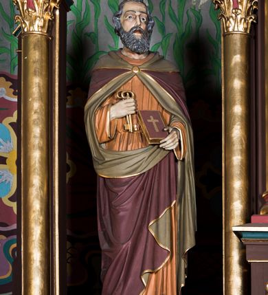 Zdjęcie nr 10: Ołtarz główny uzyskał formę architektonicznej struktury przyściennej, trójosiowej i jednokondygnacyjnej ze zwieńczeniem. Stipes ołtarzowy przyjął formę stołu, gdzie mensę z portatylem wsparto na czterech kolumnach ustawionych na wysokich wielobocznych bazach. Pomiędzy nimi usytuowano płaskorzeźbioną sceną Ostatniej Wieczerzy w kształcie leżącego prostokąta. Na mensie w osi ołtarza ustawione zostało tabernakulum z tronem wystawienia w kształcie baldachimu, stanowiące cześć środkową architektonicznego, trójosiowego założenia, gdzie w osiach bocznych w półokrągłych aediculach z wimpergami ustawiono parę adorujących aniołów. Nastawa ustawiona na wysokim cokole została dekorowana profilowanymi płycinami, ponad którymi poprowadzono profilowanym gzyms. Oś środkowa retabulum została ujęta złoconymi kolumnami o korynckich kapitelach i gładkich trzonach. Kolumny dźwigają półkoliście zamkniętą arkadę zwieńczoną profilowanym gzymsem z trójkątnie zakończoną wimpergą ozdobioną żabkami. Zwieńczenie utworzono w formie ażurowej kapliczki na rzucie wieloboku mieszczącej pełnoplastyczną figurę Michała Archanioła trzymającego miecz i wagę. Kapliczkę zakończono wieloboczną fialą o ściankach zdobionych ślepymi maswerkami. W osiach skrajnych wykonano analogiczne arkady wsparte na złoconych kolumnach mieszczące figury św. Piotra (z lewej) i św. Pawła (z prawej). W zwieńczeniach w osi znalazły się w ażurowych kapliczkach zakończonych fialami pełnoplastyczne figury św. Wojciecha i św. Stanisława w strojach pontyfikalnych. W polu ołtarza usytuowano obraz przedstawiający wszystkich świętych adorujących Trójcę Przenajświętszą. Pole ujmuje płaskorzeźbiona, złocona rama z dekoracją akantową zamknięta łukiem trójlistnym. W podłuczu wykonano arkaturę. Na zasuwie umieszczono obraz Najświętszego Serca Pana Jezusa. W płycinach wypełniających elementy architektoniczne znalazła się stylizowana dekoracja akantowa oraz motyw czwórliścia wpisanego w okrąg. Struktura ołtarza została polichromowana w odcieniach zgaszonej czerwieni i złamanego brązu wchodzącego w fiolet. Ornamentyka oraz detale elementów i profilów architektonicznych wyzłocono.