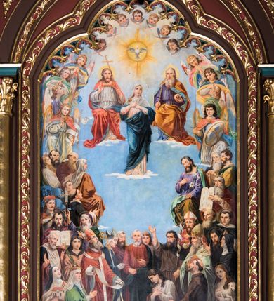 Zdjęcie nr 6: Ołtarz główny uzyskał formę architektonicznej struktury przyściennej, trójosiowej i jednokondygnacyjnej ze zwieńczeniem. Stipes ołtarzowy przyjął formę stołu, gdzie mensę z portatylem wsparto na czterech kolumnach ustawionych na wysokich wielobocznych bazach. Pomiędzy nimi usytuowano płaskorzeźbioną sceną Ostatniej Wieczerzy w kształcie leżącego prostokąta. Na mensie w osi ołtarza ustawione zostało tabernakulum z tronem wystawienia w kształcie baldachimu, stanowiące cześć środkową architektonicznego, trójosiowego założenia, gdzie w osiach bocznych w półokrągłych aediculach z wimpergami ustawiono parę adorujących aniołów. Nastawa ustawiona na wysokim cokole została dekorowana profilowanymi płycinami, ponad którymi poprowadzono profilowanym gzyms. Oś środkowa retabulum została ujęta złoconymi kolumnami o korynckich kapitelach i gładkich trzonach. Kolumny dźwigają półkoliście zamkniętą arkadę zwieńczoną profilowanym gzymsem z trójkątnie zakończoną wimpergą ozdobioną żabkami. Zwieńczenie utworzono w formie ażurowej kapliczki na rzucie wieloboku mieszczącej pełnoplastyczną figurę Michała Archanioła trzymającego miecz i wagę. Kapliczkę zakończono wieloboczną fialą o ściankach zdobionych ślepymi maswerkami. W osiach skrajnych wykonano analogiczne arkady wsparte na złoconych kolumnach mieszczące figury św. Piotra (z lewej) i św. Pawła (z prawej). W zwieńczeniach w osi znalazły się w ażurowych kapliczkach zakończonych fialami pełnoplastyczne figury św. Wojciecha i św. Stanisława w strojach pontyfikalnych. W polu ołtarza usytuowano obraz przedstawiający wszystkich świętych adorujących Trójcę Przenajświętszą. Pole ujmuje płaskorzeźbiona, złocona rama z dekoracją akantową zamknięta łukiem trójlistnym. W podłuczu wykonano arkaturę. Na zasuwie umieszczono obraz Najświętszego Serca Pana Jezusa. W płycinach wypełniających elementy architektoniczne znalazła się stylizowana dekoracja akantowa oraz motyw czwórliścia wpisanego w okrąg. Struktura ołtarza została polichromowana w odcieniach zgaszonej czerwieni i złamanego brązu wchodzącego w fiolet. Ornamentyka oraz detale elementów i profilów architektonicznych wyzłocono.