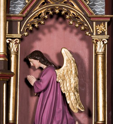 Zdjęcie nr 12: Ołtarz główny uzyskał formę architektonicznej struktury przyściennej, trójosiowej i jednokondygnacyjnej ze zwieńczeniem. Stipes ołtarzowy przyjął formę stołu, gdzie mensę z portatylem wsparto na czterech kolumnach ustawionych na wysokich wielobocznych bazach. Pomiędzy nimi usytuowano płaskorzeźbioną sceną Ostatniej Wieczerzy w kształcie leżącego prostokąta. Na mensie w osi ołtarza ustawione zostało tabernakulum z tronem wystawienia w kształcie baldachimu, stanowiące cześć środkową architektonicznego, trójosiowego założenia, gdzie w osiach bocznych w półokrągłych aediculach z wimpergami ustawiono parę adorujących aniołów. Nastawa ustawiona na wysokim cokole została dekorowana profilowanymi płycinami, ponad którymi poprowadzono profilowanym gzyms. Oś środkowa retabulum została ujęta złoconymi kolumnami o korynckich kapitelach i gładkich trzonach. Kolumny dźwigają półkoliście zamkniętą arkadę zwieńczoną profilowanym gzymsem z trójkątnie zakończoną wimpergą ozdobioną żabkami. Zwieńczenie utworzono w formie ażurowej kapliczki na rzucie wieloboku mieszczącej pełnoplastyczną figurę Michała Archanioła trzymającego miecz i wagę. Kapliczkę zakończono wieloboczną fialą o ściankach zdobionych ślepymi maswerkami. W osiach skrajnych wykonano analogiczne arkady wsparte na złoconych kolumnach mieszczące figury św. Piotra (z lewej) i św. Pawła (z prawej). W zwieńczeniach w osi znalazły się w ażurowych kapliczkach zakończonych fialami pełnoplastyczne figury św. Wojciecha i św. Stanisława w strojach pontyfikalnych. W polu ołtarza usytuowano obraz przedstawiający wszystkich świętych adorujących Trójcę Przenajświętszą. Pole ujmuje płaskorzeźbiona, złocona rama z dekoracją akantową zamknięta łukiem trójlistnym. W podłuczu wykonano arkaturę. Na zasuwie umieszczono obraz Najświętszego Serca Pana Jezusa. W płycinach wypełniających elementy architektoniczne znalazła się stylizowana dekoracja akantowa oraz motyw czwórliścia wpisanego w okrąg. Struktura ołtarza została polichromowana w odcieniach zgaszonej czerwieni i złamanego brązu wchodzącego w fiolet. Ornamentyka oraz detale elementów i profilów architektonicznych wyzłocono.