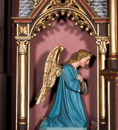 Zdjęcie nr 13: Ołtarz główny uzyskał formę architektonicznej struktury przyściennej, trójosiowej i jednokondygnacyjnej ze zwieńczeniem. Stipes ołtarzowy przyjął formę stołu, gdzie mensę z portatylem wsparto na czterech kolumnach ustawionych na wysokich wielobocznych bazach. Pomiędzy nimi usytuowano płaskorzeźbioną sceną Ostatniej Wieczerzy w kształcie leżącego prostokąta. Na mensie w osi ołtarza ustawione zostało tabernakulum z tronem wystawienia w kształcie baldachimu, stanowiące cześć środkową architektonicznego, trójosiowego założenia, gdzie w osiach bocznych w półokrągłych aediculach z wimpergami ustawiono parę adorujących aniołów. Nastawa ustawiona na wysokim cokole została dekorowana profilowanymi płycinami, ponad którymi poprowadzono profilowanym gzyms. Oś środkowa retabulum została ujęta złoconymi kolumnami o korynckich kapitelach i gładkich trzonach. Kolumny dźwigają półkoliście zamkniętą arkadę zwieńczoną profilowanym gzymsem z trójkątnie zakończoną wimpergą ozdobioną żabkami. Zwieńczenie utworzono w formie ażurowej kapliczki na rzucie wieloboku mieszczącej pełnoplastyczną figurę Michała Archanioła trzymającego miecz i wagę. Kapliczkę zakończono wieloboczną fialą o ściankach zdobionych ślepymi maswerkami. W osiach skrajnych wykonano analogiczne arkady wsparte na złoconych kolumnach mieszczące figury św. Piotra (z lewej) i św. Pawła (z prawej). W zwieńczeniach w osi znalazły się w ażurowych kapliczkach zakończonych fialami pełnoplastyczne figury św. Wojciecha i św. Stanisława w strojach pontyfikalnych. W polu ołtarza usytuowano obraz przedstawiający wszystkich świętych adorujących Trójcę Przenajświętszą. Pole ujmuje płaskorzeźbiona, złocona rama z dekoracją akantową zamknięta łukiem trójlistnym. W podłuczu wykonano arkaturę. Na zasuwie umieszczono obraz Najświętszego Serca Pana Jezusa. W płycinach wypełniających elementy architektoniczne znalazła się stylizowana dekoracja akantowa oraz motyw czwórliścia wpisanego w okrąg. Struktura ołtarza została polichromowana w odcieniach zgaszonej czerwieni i złamanego brązu wchodzącego w fiolet. Ornamentyka oraz detale elementów i profilów architektonicznych wyzłocono.