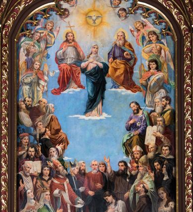 Zdjęcie nr 7: Ołtarz główny uzyskał formę architektonicznej struktury przyściennej, trójosiowej i jednokondygnacyjnej ze zwieńczeniem. Stipes ołtarzowy przyjął formę stołu, gdzie mensę z portatylem wsparto na czterech kolumnach ustawionych na wysokich wielobocznych bazach. Pomiędzy nimi usytuowano płaskorzeźbioną sceną Ostatniej Wieczerzy w kształcie leżącego prostokąta. Na mensie w osi ołtarza ustawione zostało tabernakulum z tronem wystawienia w kształcie baldachimu, stanowiące cześć środkową architektonicznego, trójosiowego założenia, gdzie w osiach bocznych w półokrągłych aediculach z wimpergami ustawiono parę adorujących aniołów. Nastawa ustawiona na wysokim cokole została dekorowana profilowanymi płycinami, ponad którymi poprowadzono profilowanym gzyms. Oś środkowa retabulum została ujęta złoconymi kolumnami o korynckich kapitelach i gładkich trzonach. Kolumny dźwigają półkoliście zamkniętą arkadę zwieńczoną profilowanym gzymsem z trójkątnie zakończoną wimpergą ozdobioną żabkami. Zwieńczenie utworzono w formie ażurowej kapliczki na rzucie wieloboku mieszczącej pełnoplastyczną figurę Michała Archanioła trzymającego miecz i wagę. Kapliczkę zakończono wieloboczną fialą o ściankach zdobionych ślepymi maswerkami. W osiach skrajnych wykonano analogiczne arkady wsparte na złoconych kolumnach mieszczące figury św. Piotra (z lewej) i św. Pawła (z prawej). W zwieńczeniach w osi znalazły się w ażurowych kapliczkach zakończonych fialami pełnoplastyczne figury św. Wojciecha i św. Stanisława w strojach pontyfikalnych. W polu ołtarza usytuowano obraz przedstawiający wszystkich świętych adorujących Trójcę Przenajświętszą. Pole ujmuje płaskorzeźbiona, złocona rama z dekoracją akantową zamknięta łukiem trójlistnym. W podłuczu wykonano arkaturę. Na zasuwie umieszczono obraz Najświętszego Serca Pana Jezusa. W płycinach wypełniających elementy architektoniczne znalazła się stylizowana dekoracja akantowa oraz motyw czwórliścia wpisanego w okrąg. Struktura ołtarza została polichromowana w odcieniach zgaszonej czerwieni i złamanego brązu wchodzącego w fiolet. Ornamentyka oraz detale elementów i profilów architektonicznych wyzłocono.