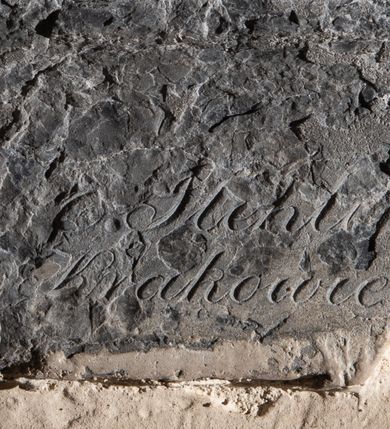 Zdjęcie nr 4: Epitafium w kształcie prostokątnej tablicy, wspartej na profilowanym gzymsie, ujętej kolumienkami jońskimi podtrzymującymi wyłamujące się ponad nimi belkowanie. Po bokach kolumn dostawione spływy wolutowe. Nad belkowaniem fryz z dwiema (odwróconymi) tarczami. W nich kolejne tarcze, również odwrócone, z godłami herbów Godziemba i Zadora. Nad tarczami korony rangowe (hrabiowskie) z klejnotami herbowymi. Nad fryzem przerwany, łukowato zarysowany przyczółek, wewnątrz którego cokolik z krzyżem o rozszerzających się ramionach. W polu inskrypcja „Mikołajowi / z Lubrańca Godziembie / DĄMBSKIEMU / * 10 Wrześ(nia) 1778 w Nieszkowie. / + 18 Paźdz(iernika) 1868 w Wiesbadenie / i Żonie Jego Leokadyi / z Brzezia Russockich / DĄMBSKIEJ / * 14 Marc(a) 1806 w Oświęcimie / + 27 Czerwca 1870 r(oku) / Właścicielom Oświęcimia / Wdzięczne dzieci / proszą dla Nich o Zdrowaś Marya”. W dolnej części, po prawej stronie sygnatura „E(dward) Stehlik / w Krakowie”.