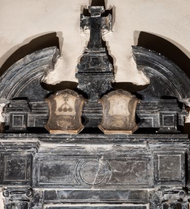 Zdjęcie nr 3: Epitafium w kształcie prostokątnej tablicy, wspartej na profilowanym gzymsie, ujętej kolumienkami jońskimi podtrzymującymi wyłamujące się ponad nimi belkowanie. Po bokach kolumn dostawione spływy wolutowe. Nad belkowaniem fryz z dwiema (odwróconymi) tarczami. W nich kolejne tarcze, również odwrócone, z godłami herbów Godziemba i Zadora. Nad tarczami korony rangowe (hrabiowskie) z klejnotami herbowymi. Nad fryzem przerwany, łukowato zarysowany przyczółek, wewnątrz którego cokolik z krzyżem o rozszerzających się ramionach. W polu inskrypcja „Mikołajowi / z Lubrańca Godziembie / DĄMBSKIEMU / * 10 Wrześ(nia) 1778 w Nieszkowie. / + 18 Paźdz(iernika) 1868 w Wiesbadenie / i Żonie Jego Leokadyi / z Brzezia Russockich / DĄMBSKIEJ / * 14 Marc(a) 1806 w Oświęcimie / + 27 Czerwca 1870 r(oku) / Właścicielom Oświęcimia / Wdzięczne dzieci / proszą dla Nich o Zdrowaś Marya”. W dolnej części, po prawej stronie sygnatura „E(dward) Stehlik / w Krakowie”.